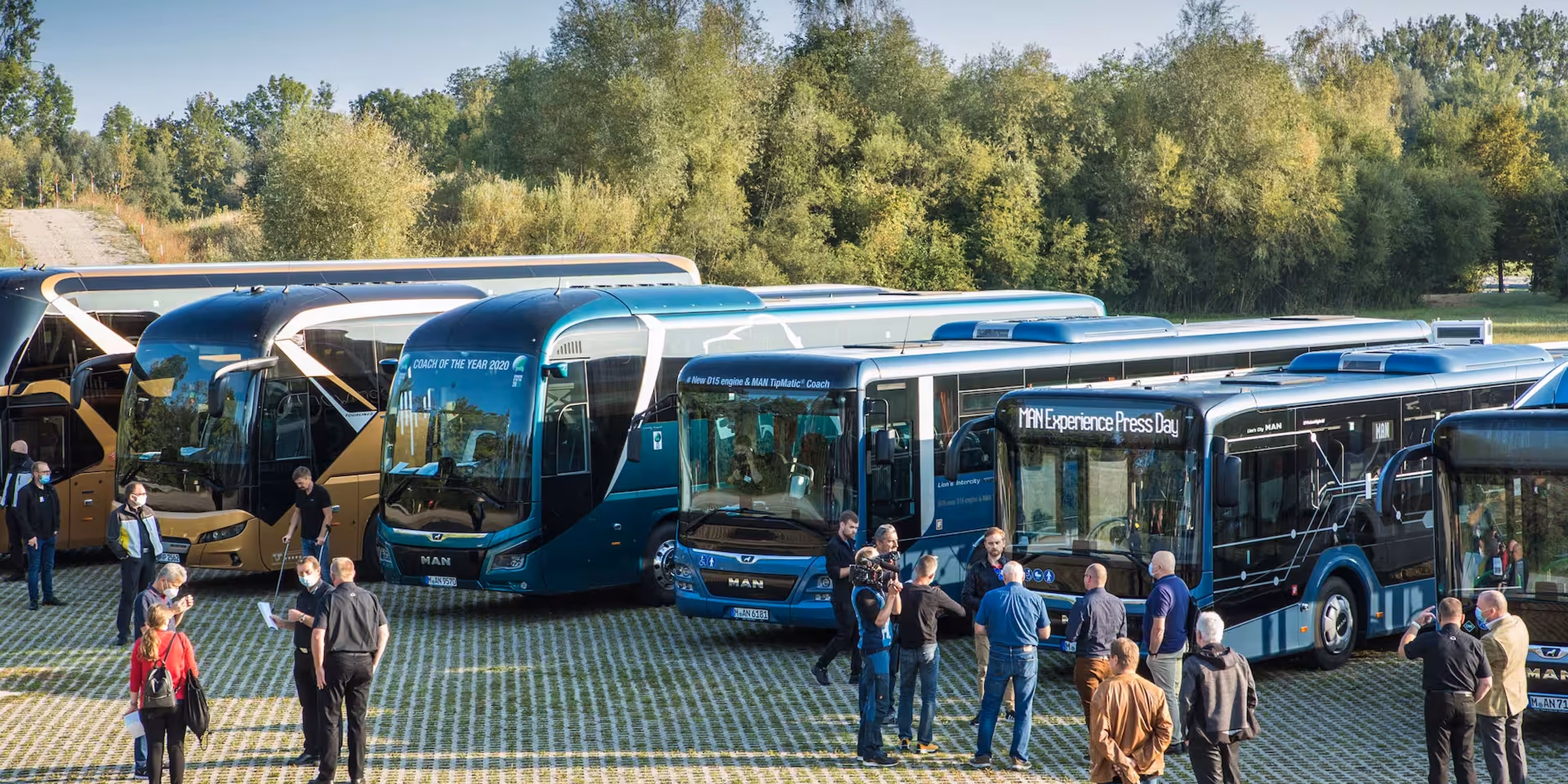 gruppe menschen vor der agt flotte shuttle