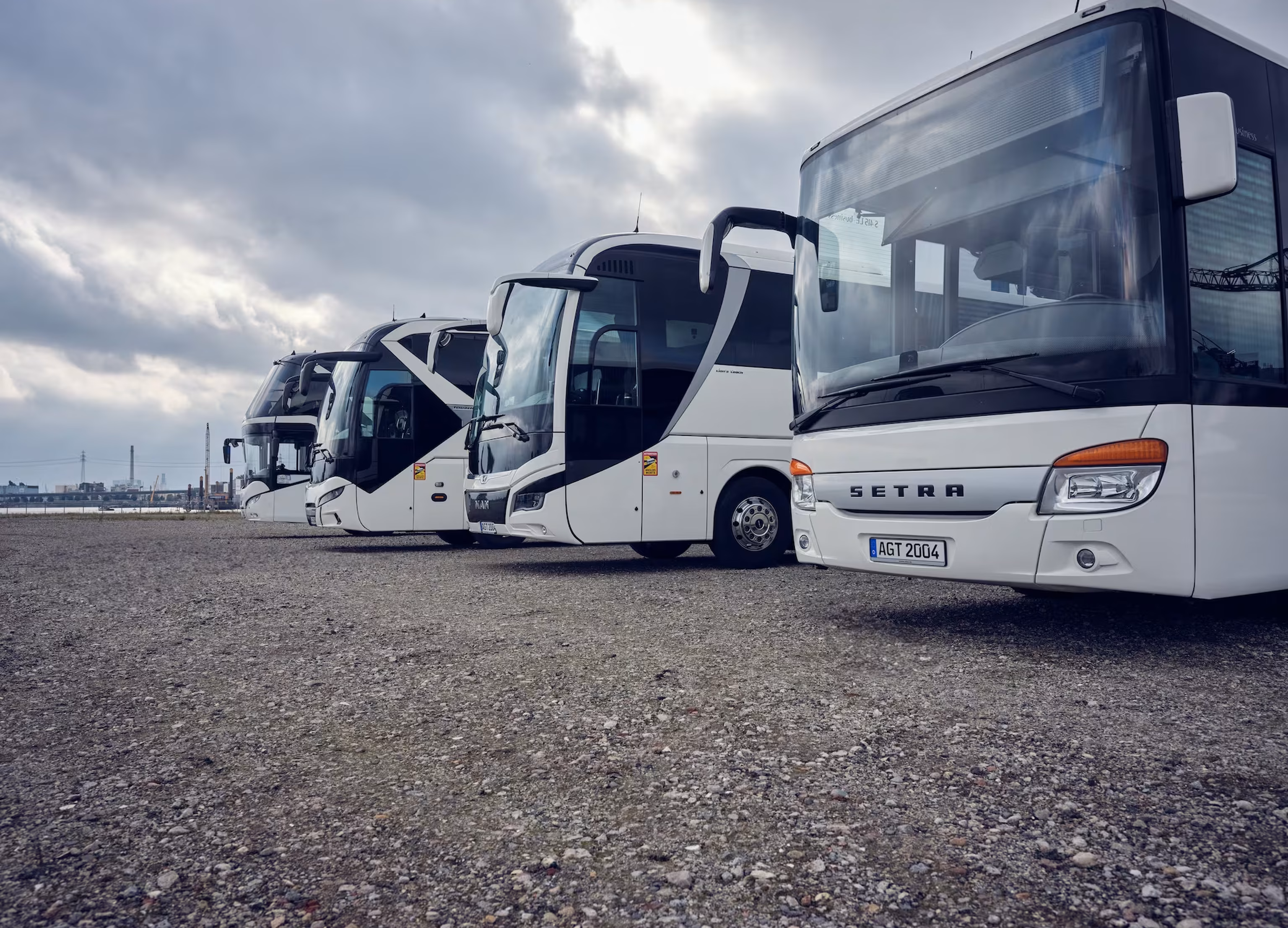 Mehrere Reisebusse stehen für einen geplanten Einsatz bereit. Flexible Busflotten für Gruppenreisen, Events und Großveranstaltungen jeder Größenordnung.