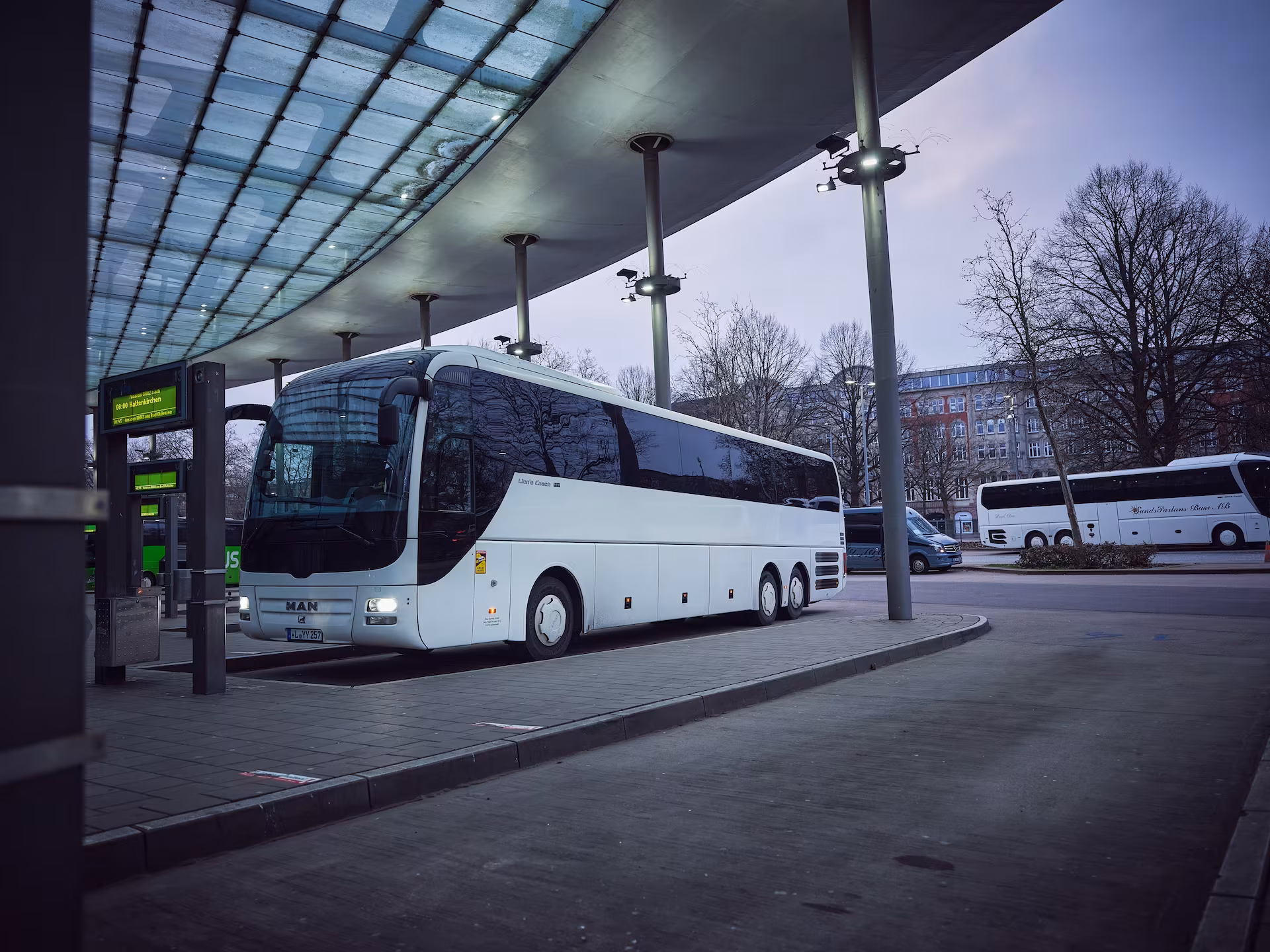 Mitarbeitershuttle geparkt am ZOB in Hamburg
