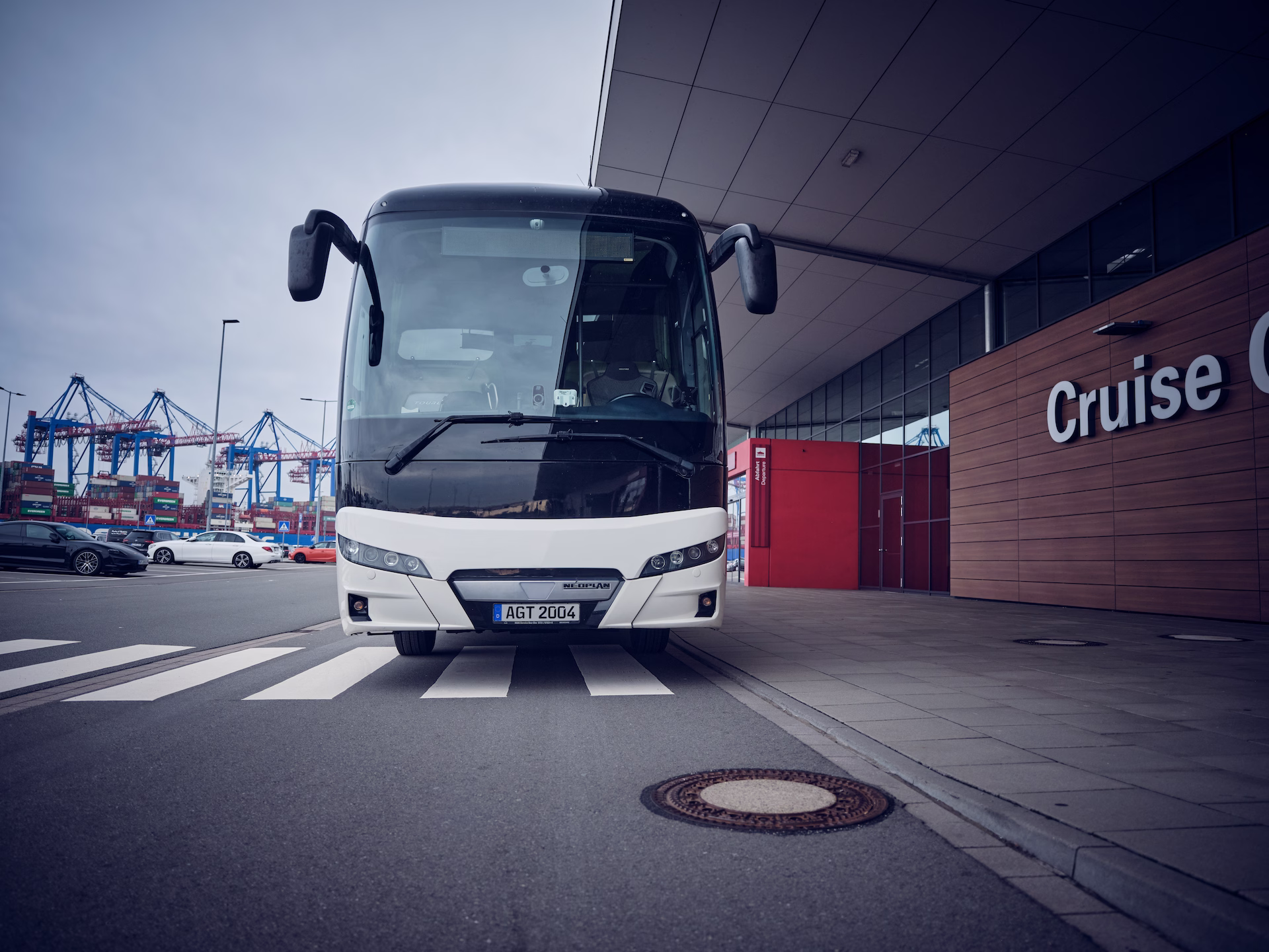 Reisebus am Terminal für den Transfer von Fahrtgästen.