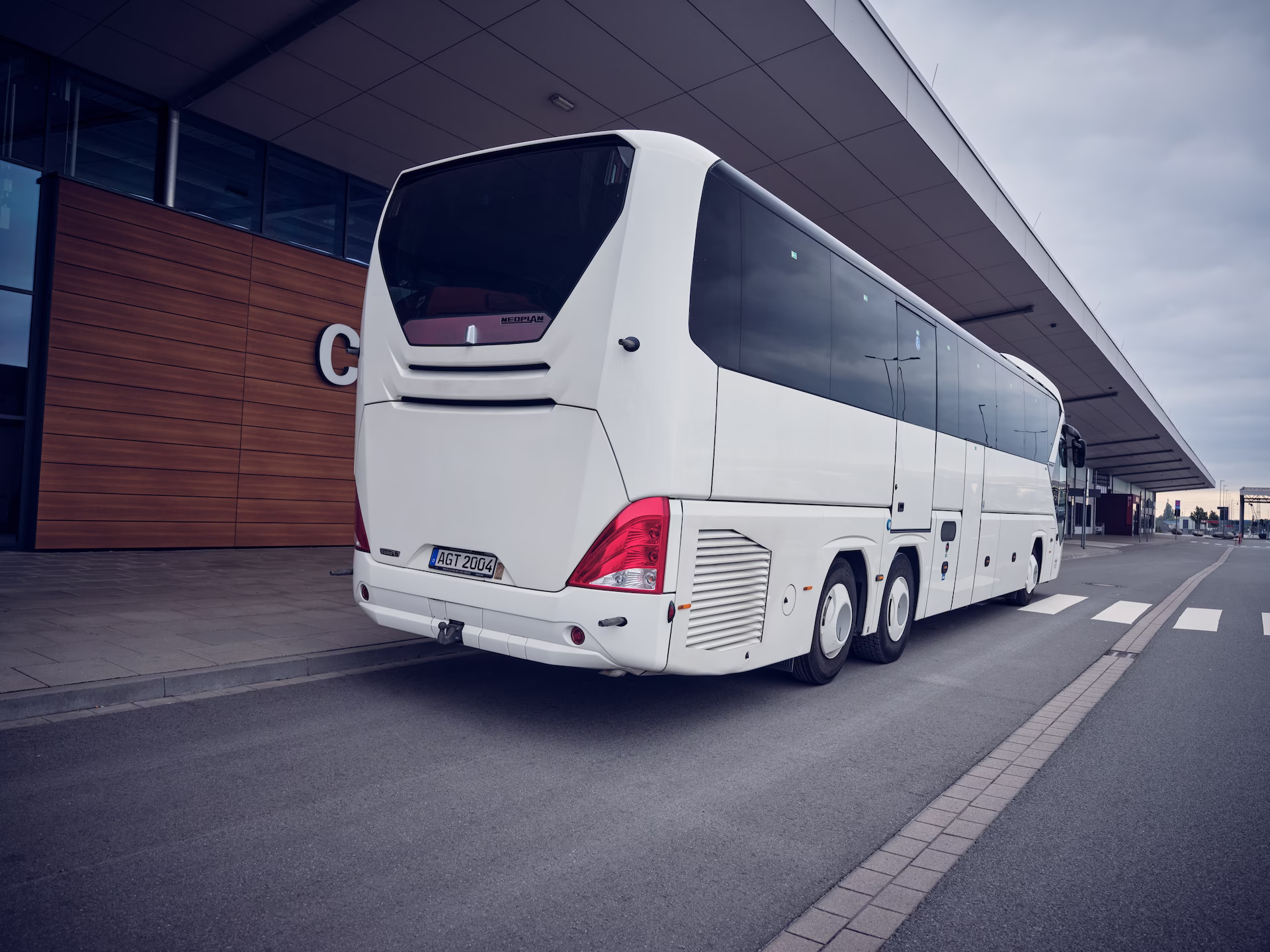 Dreiachsiger Reisebus der agt am Cruise Center Steinwerder in Hamburg