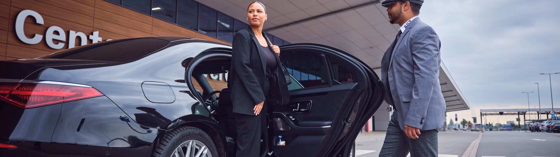 agt limousine fahrer öffnet die tür