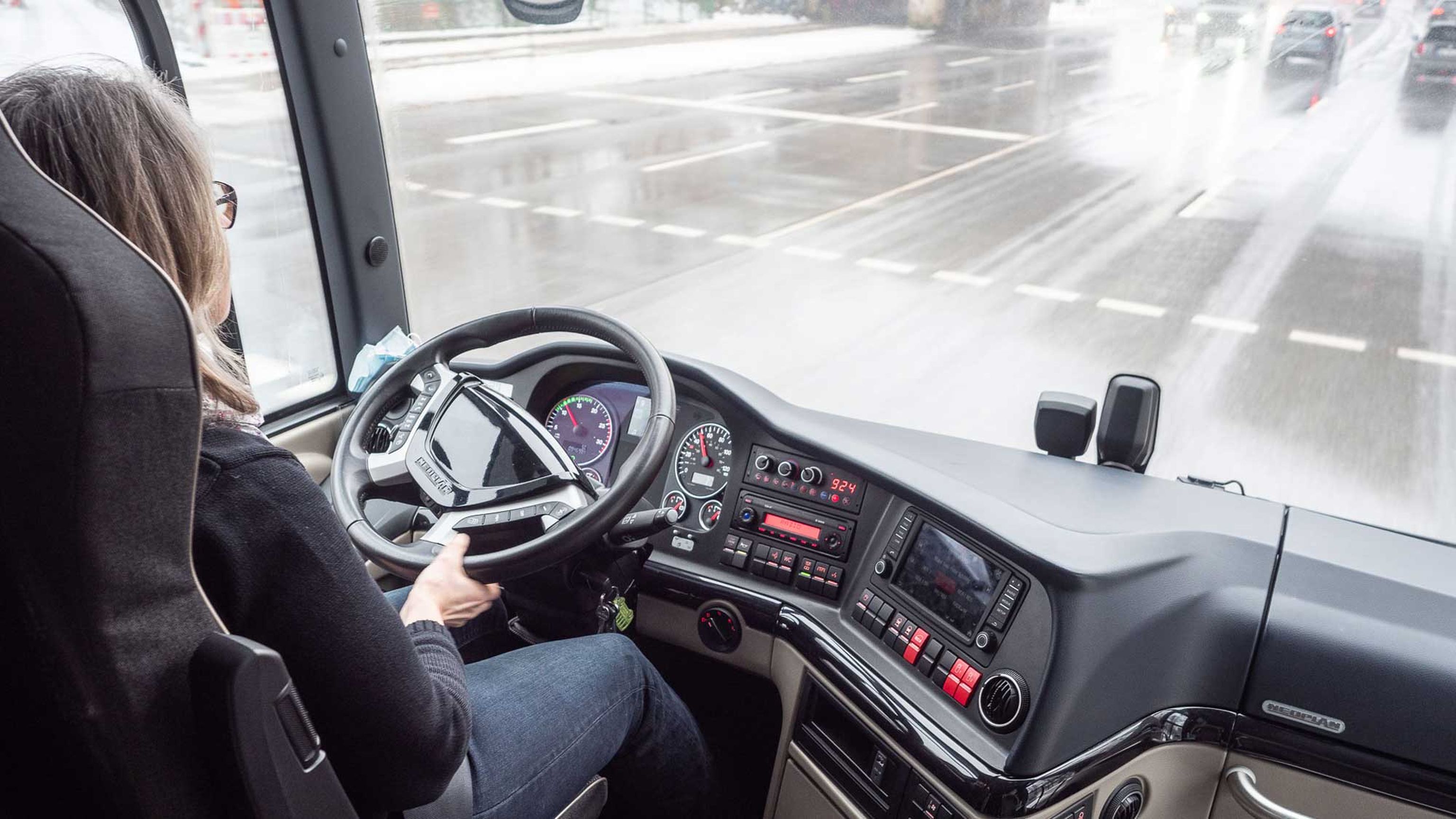 Busfahrerin am Steuer