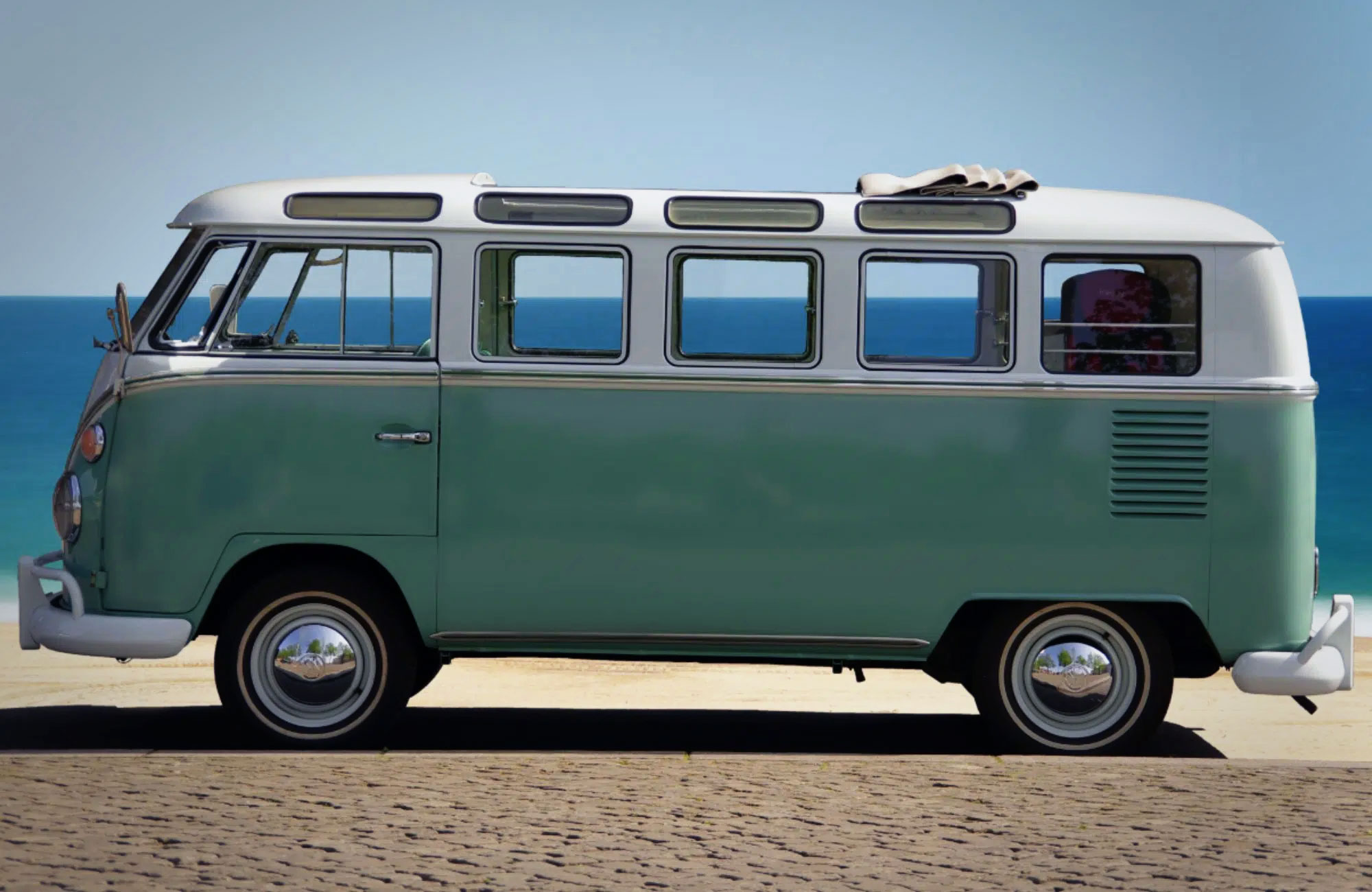 Oldtimer-Bulli am Strand