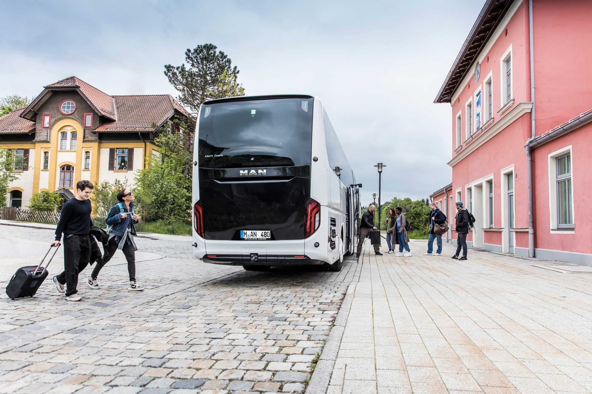 Personen steigen in einen Reisebus