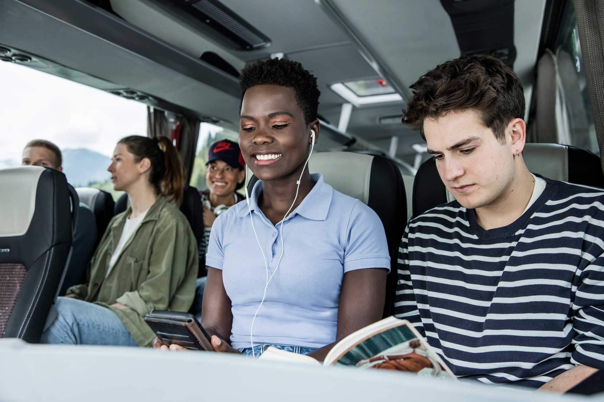 menschengruppe in agt bus