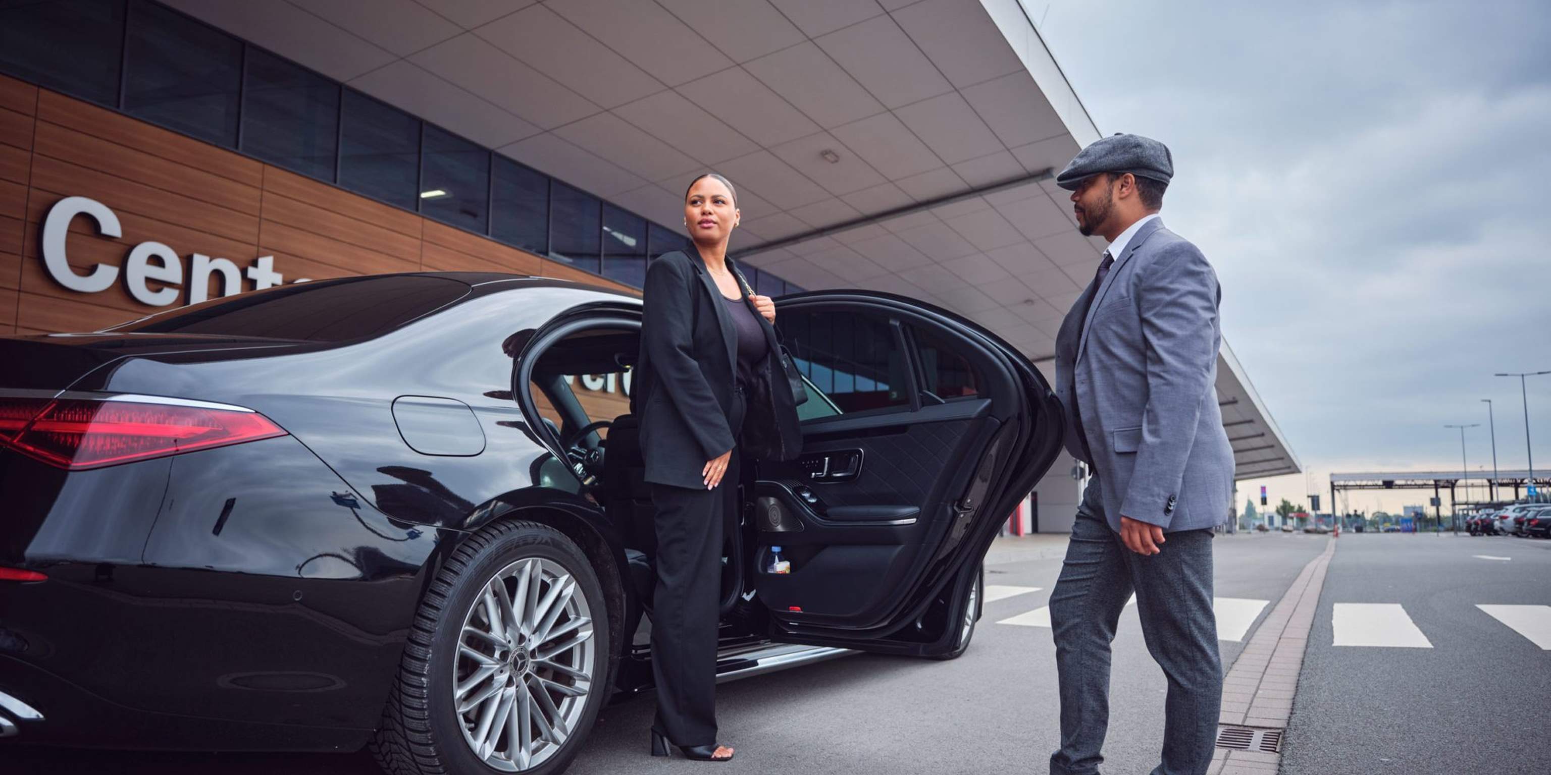 agt limousine fahrer öffnet die tür