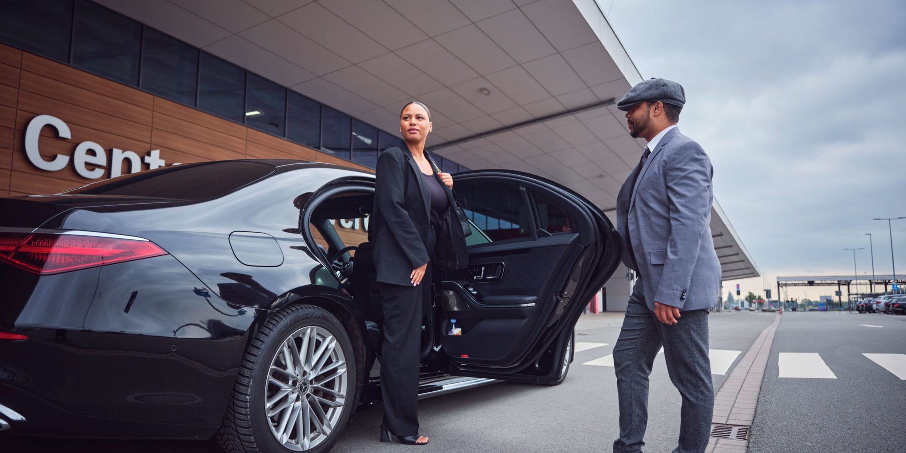 agt limousine fahrer öffnet die tür