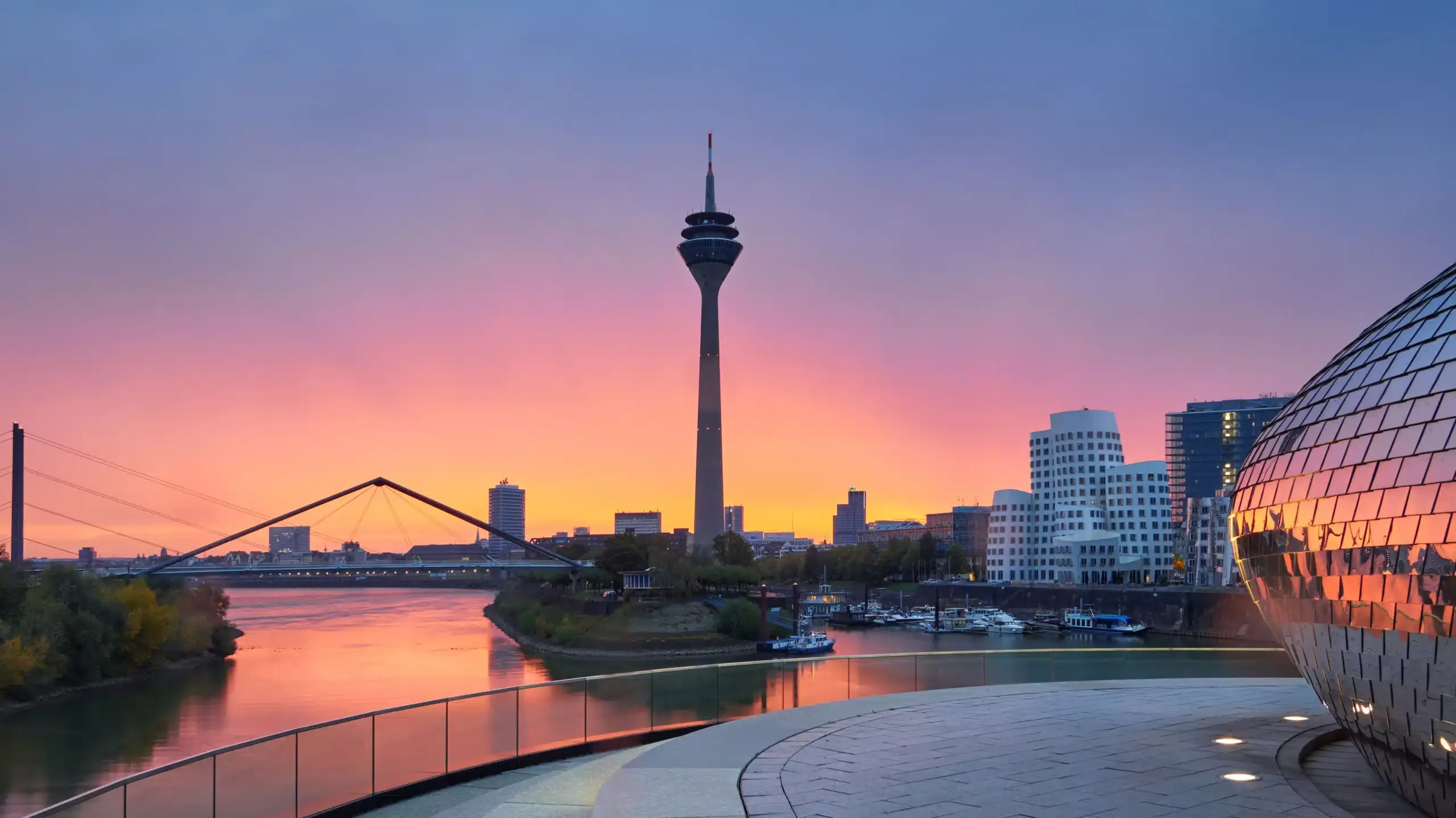 Duesseldorf Medienhafen Abend