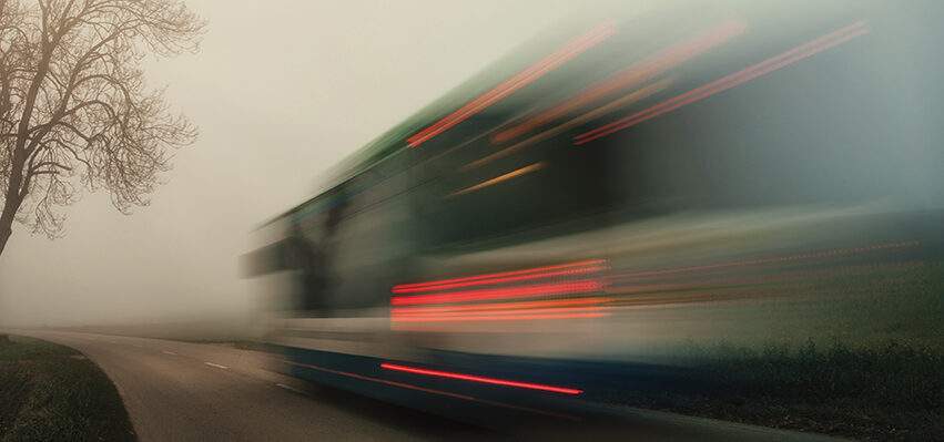 schnell fahrender bus