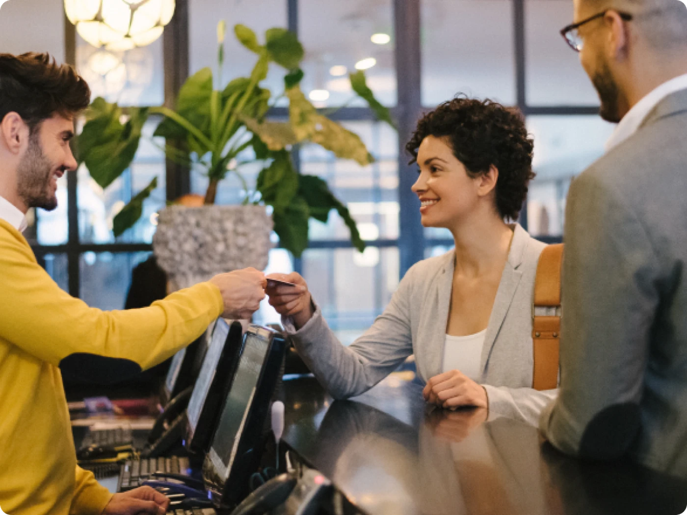 Réceptionniste procédant à l’enregistrement des clients