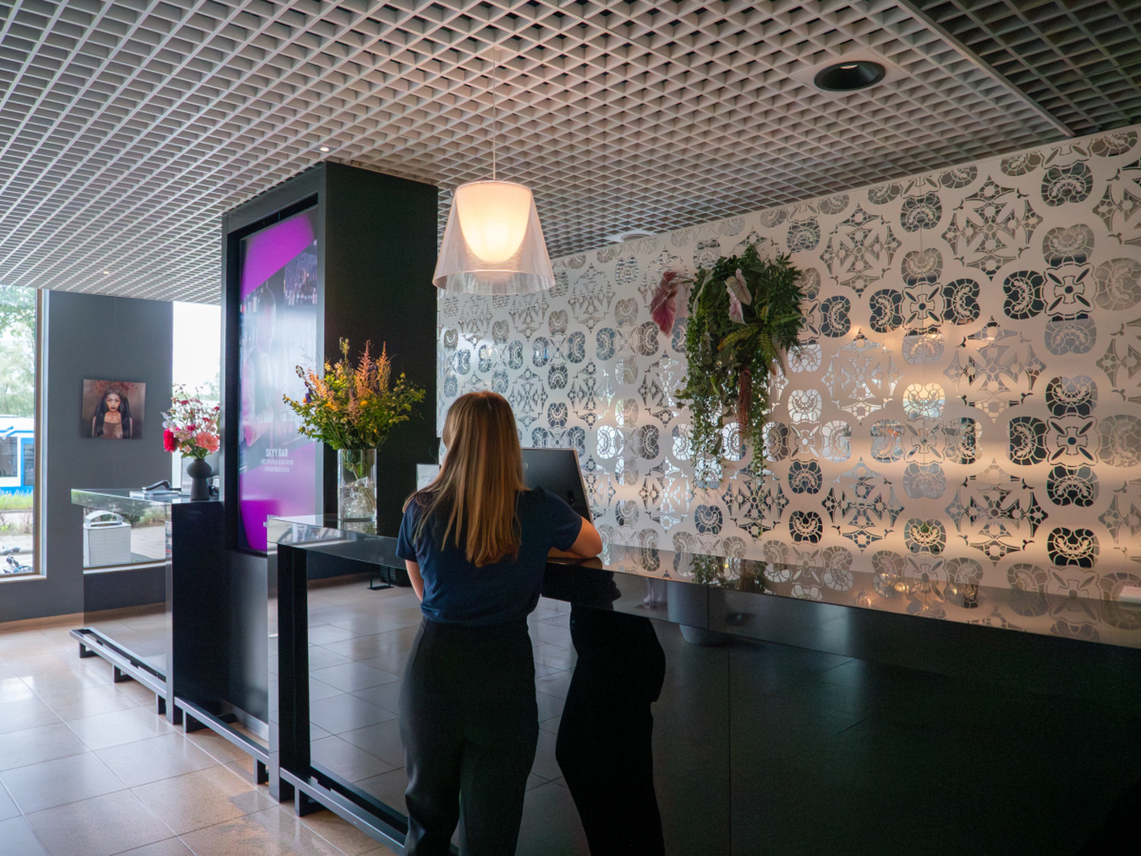 Person waiting at the reception of a hotel
