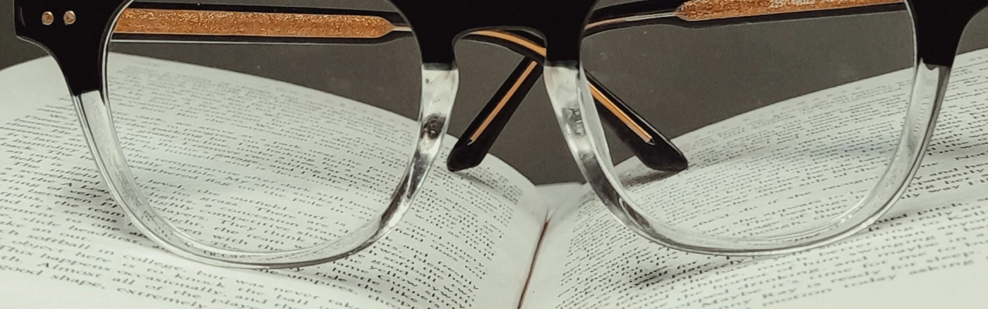 Lunettes avec un livre