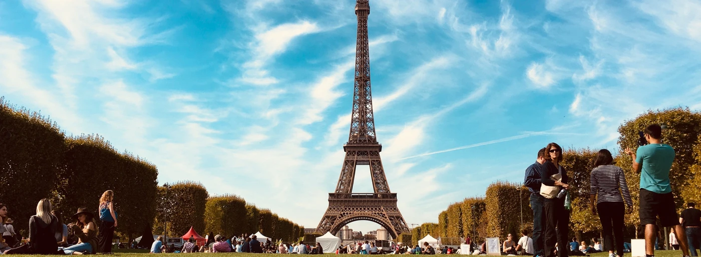 Busy-eiffel-tower-paris
