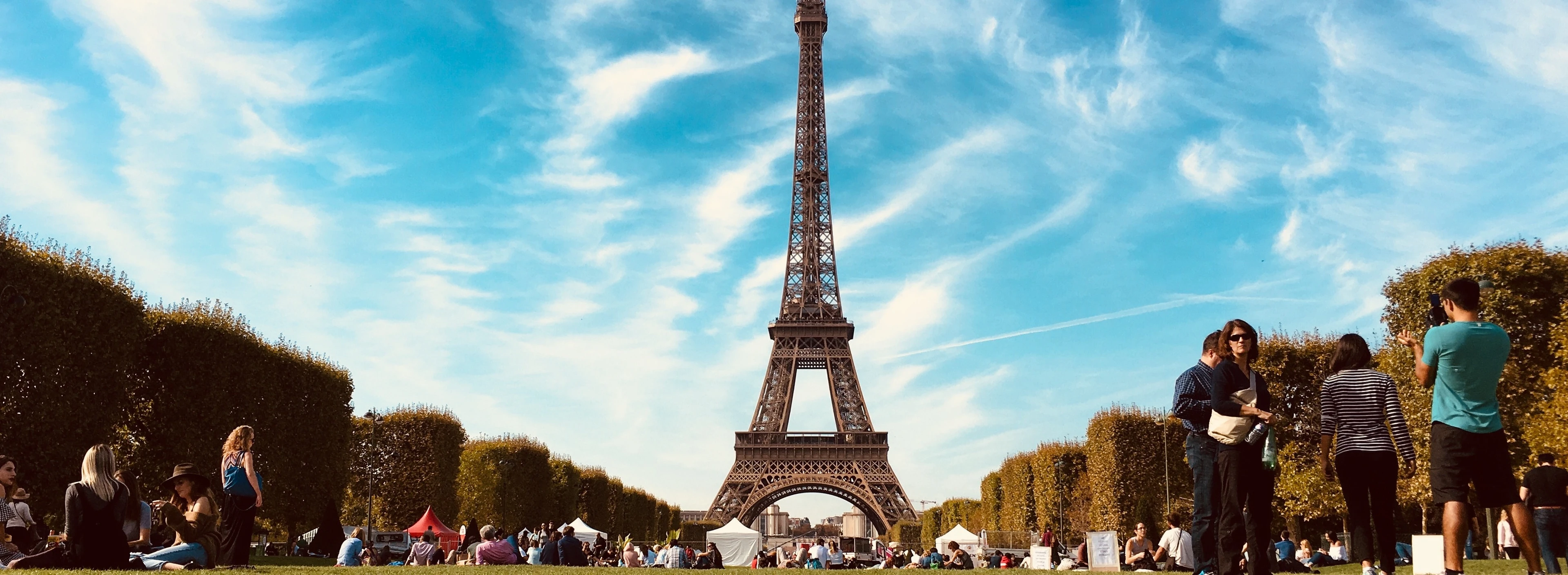 Busy-eiffel-tower-paris