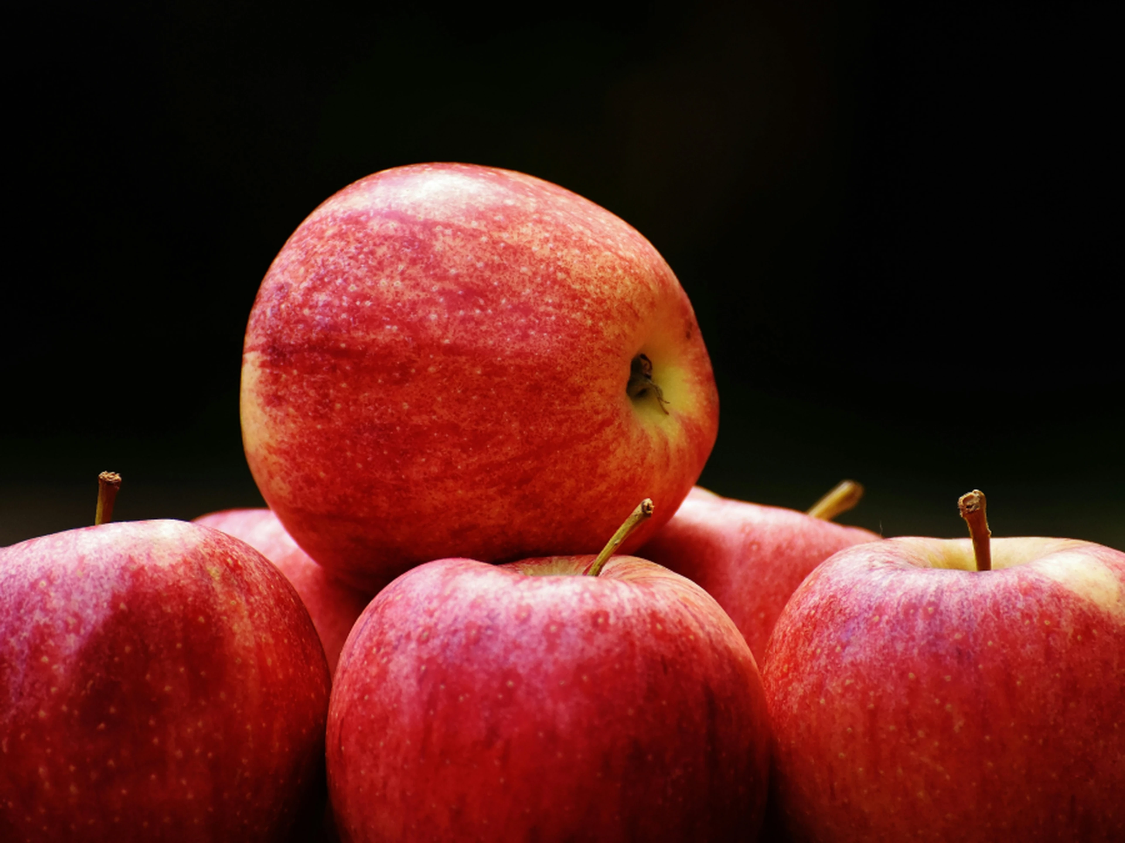 a pile of apples