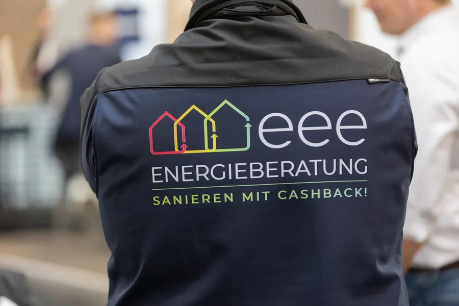 Messefoto der eee-Energieberatung mit Logo auf einer Jacke