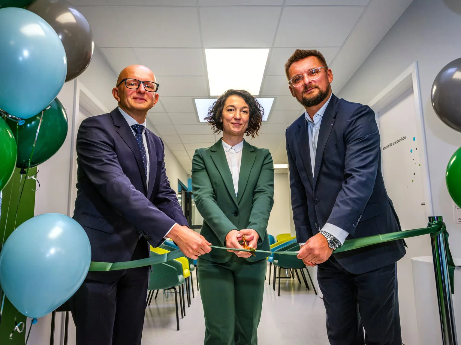 Prof. Sebastian Grosicki, MD, PhD, Anna Jakubiec – site manager and Marcin Krupa – Mayor of Katowice during the opening of Pratia Katowice Oncology Clinical Research Site new medical wing