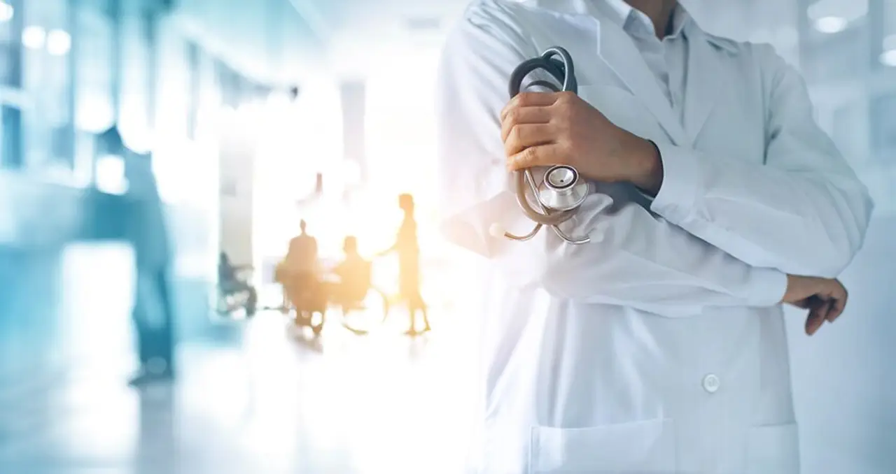 Doctor holding a stethoscope - image to the article KFGN will operate under the Pratia site network branding from March 2023