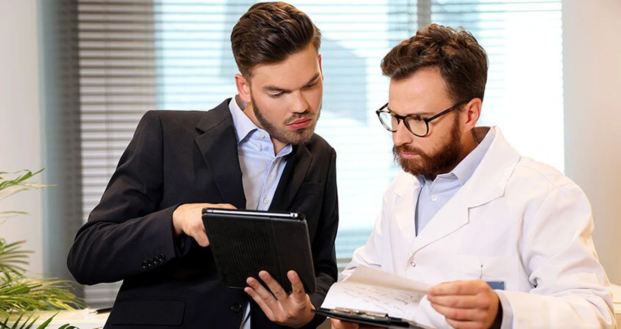 Doctor and Clinical Trials Specialist discussing if Patients are afraid of Clinical Trials?