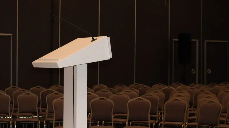 แท่นปาฐกถาไม้ในห้องประชุมที่ว่างเปล่า