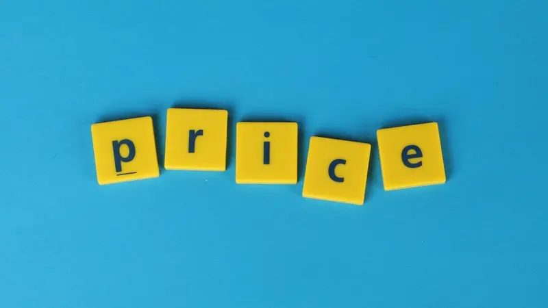 ตัวอักษรสีเหลืองสะกดคำว่า PRICE บนพื้นหลังสีน้ำเงิน