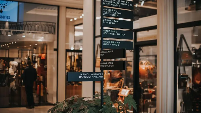 ถนนช้อปปิ้งที่มีร้านค้าหลายแห่ง