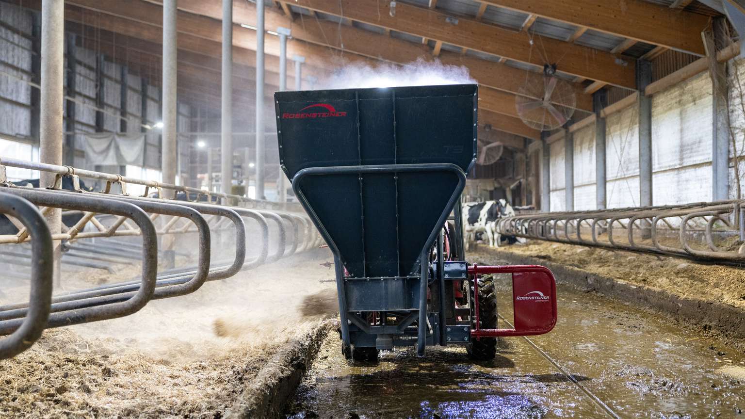 Produkt LiboX streut die Liegeboxen in einem Stall mit frischem Stroh ein.