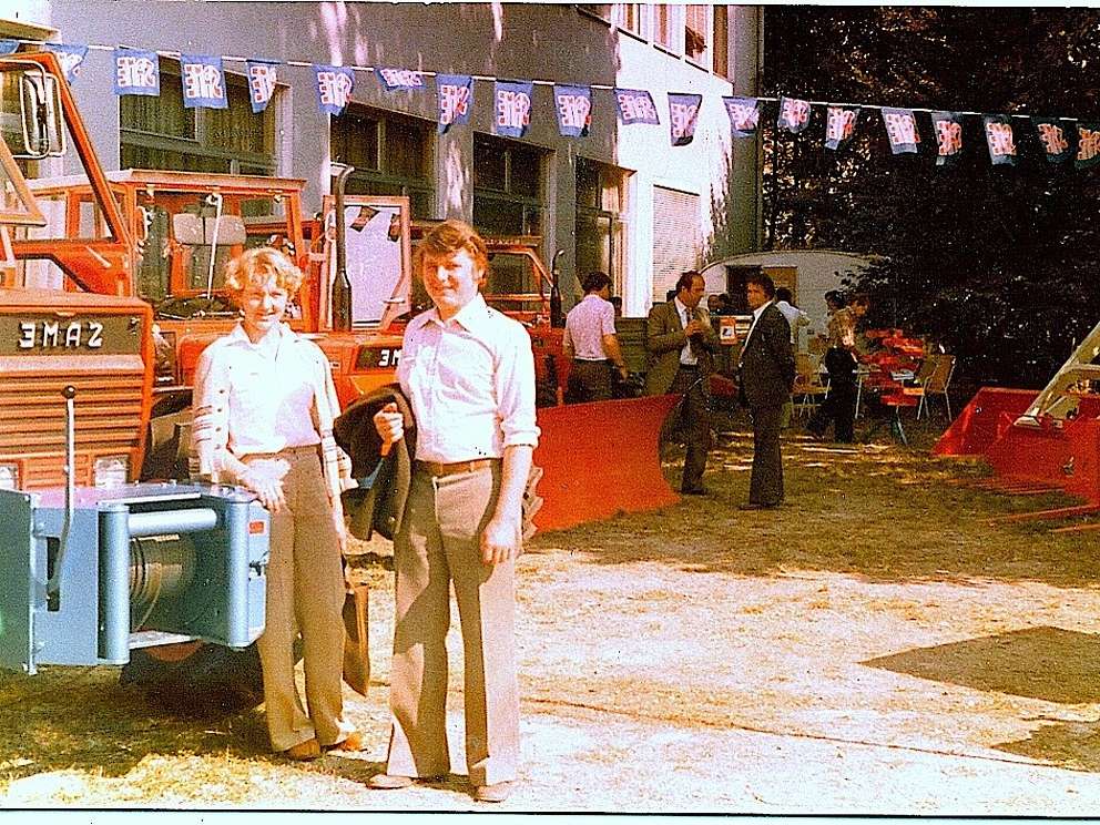 Die Gründer Andreas und Anna Rosensteiner stehen vor der ersten Dorfschlosserei mit den ersten Autoanhängern der Firma Rosensteiner.