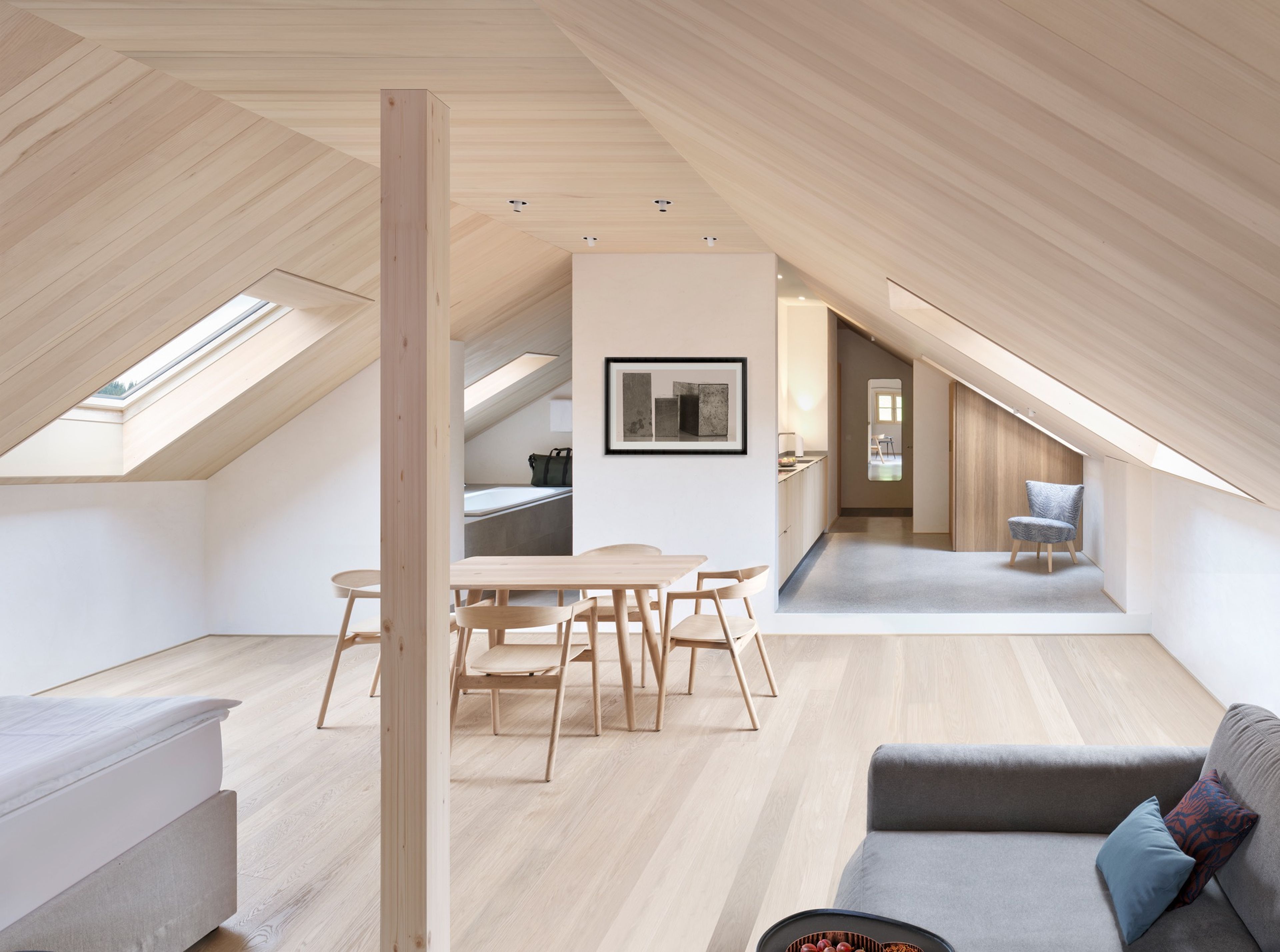 Badehaus des Hotel Hirschen in Schwarzenberg: helles Holzgebäude mit dunklem Dach und Außenpool in einem Garten, Teil des Spa-Bereichs des Hotels.