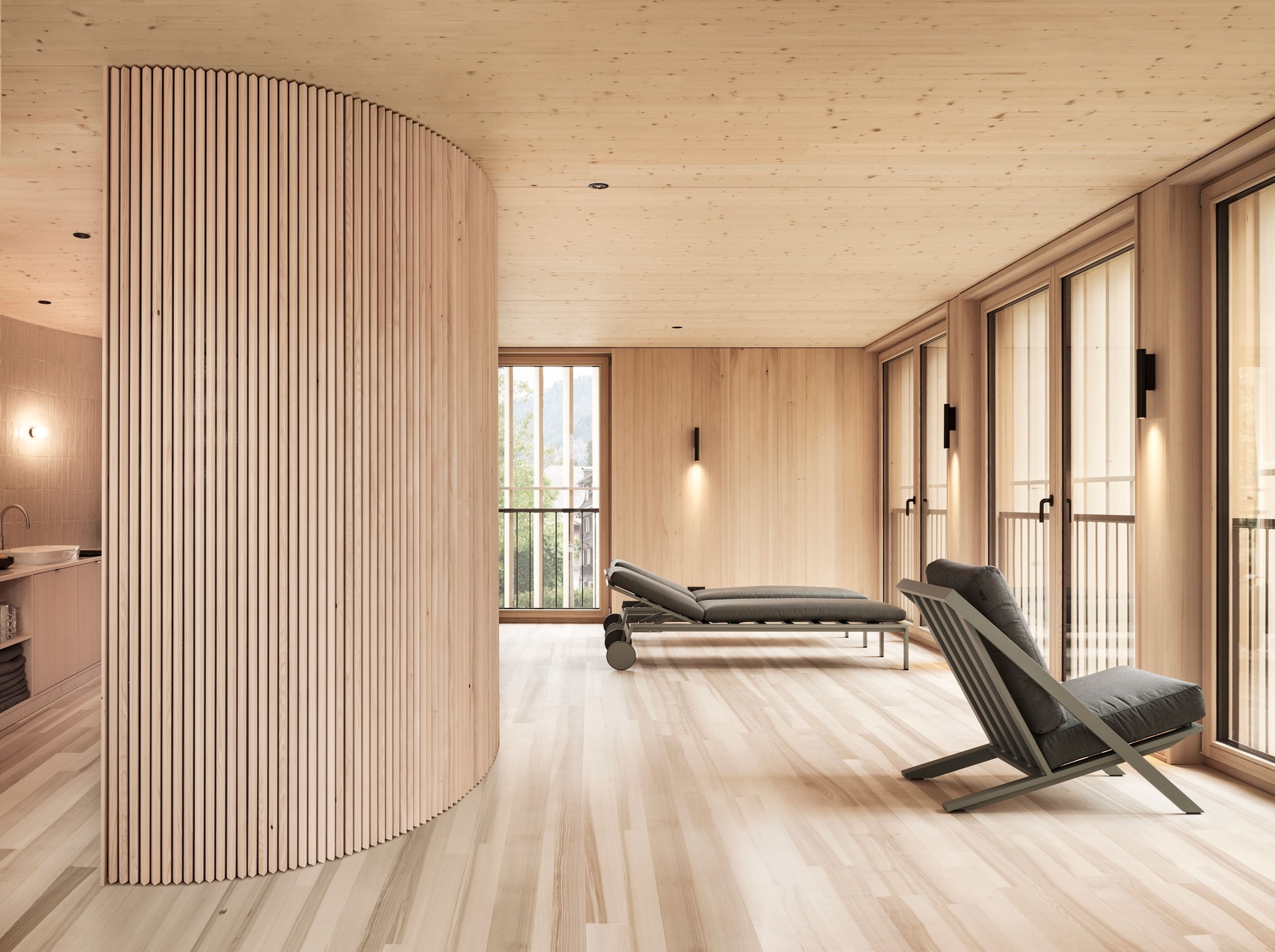 Badehaus des Hotel Hirschen in Schwarzenberg: helles Holzgebäude mit dunklem Dach und Außenpool in einem Garten, Teil des Spa-Bereichs des Hotels.