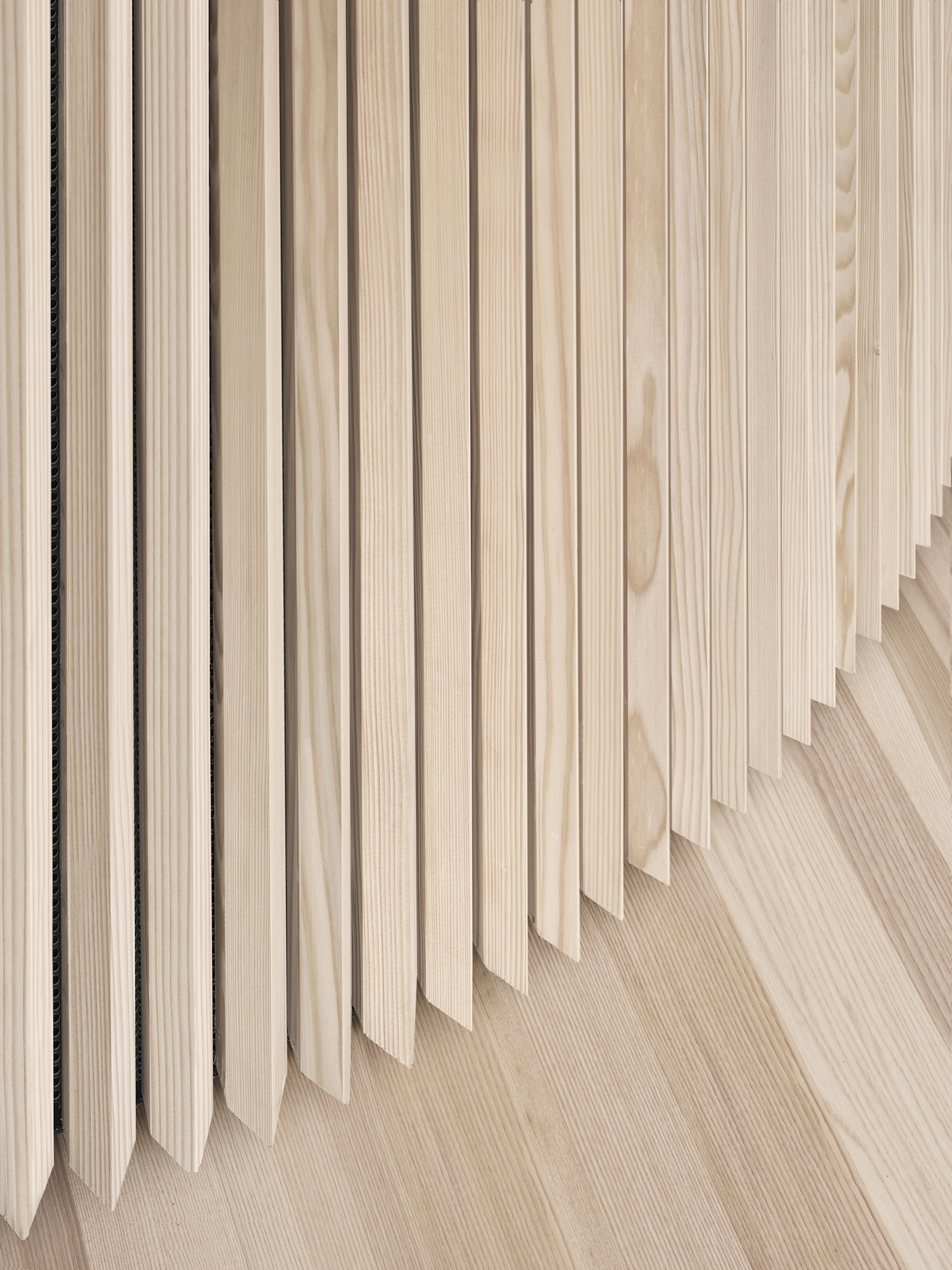 Badehaus des Hotel Hirschen in Schwarzenberg: helles Holzgebäude mit dunklem Dach und Außenpool in einem Garten, Teil des Spa-Bereichs des Hotels.