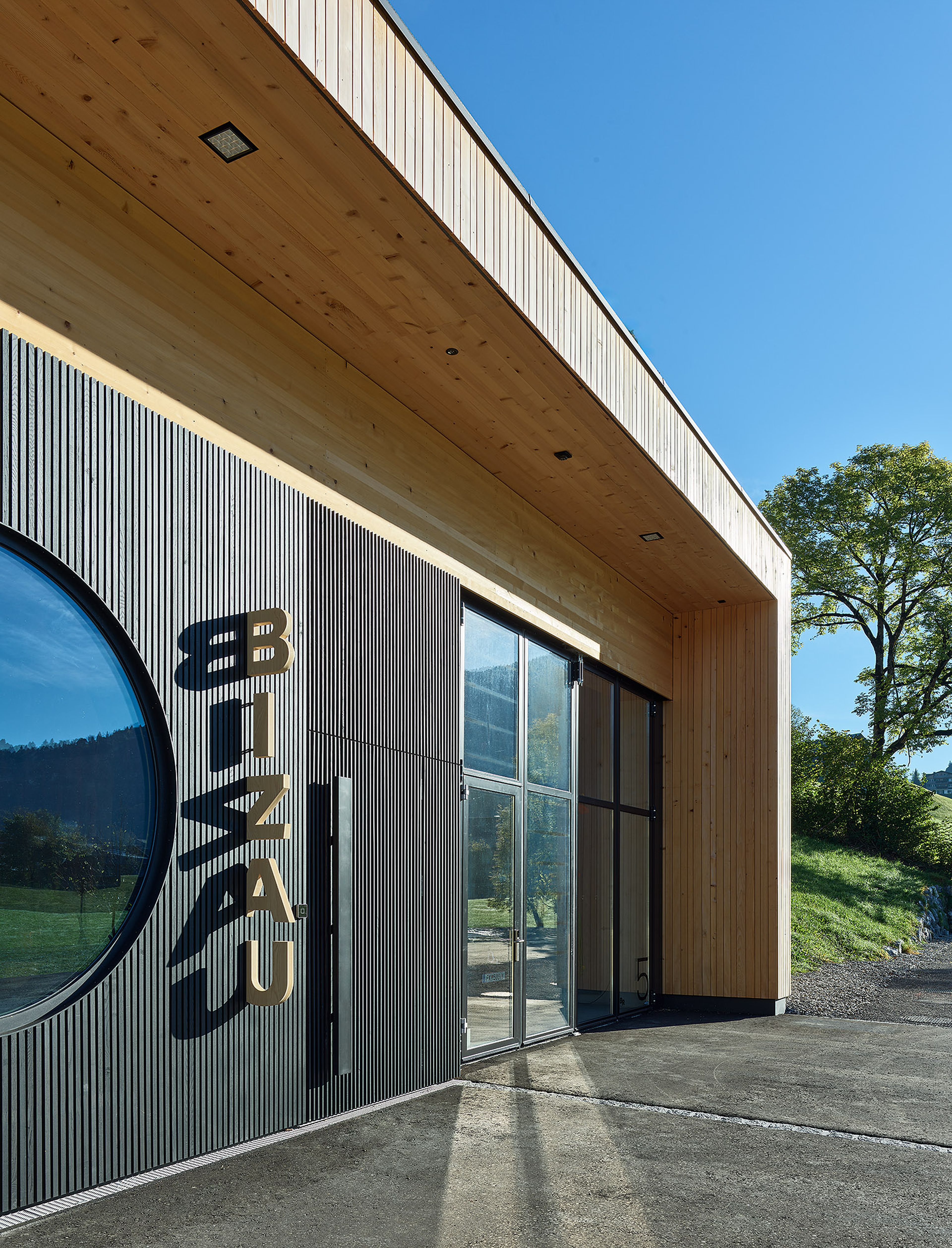 Sicherheitszentrum Bizau in nachhaltiger Holzbauweise mit klarer Architektur und regionaler Holzfassade im Bregenzerwald