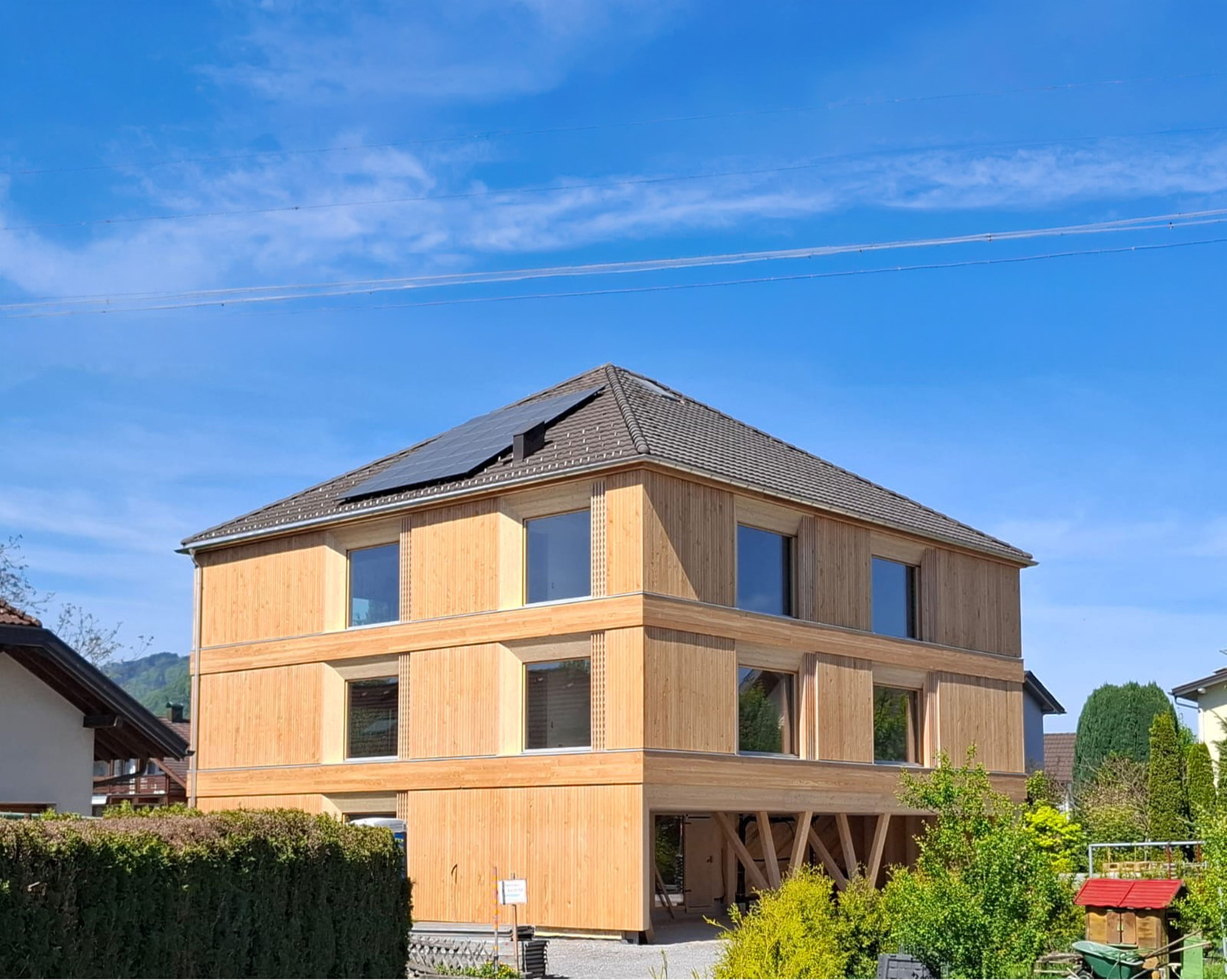 Außenansicht Haus Rotkreuzstraße Lustenau - Gerhard Berchtold Zimmerei Schwarzenberg - schöne Kleinwohnanlage in Massivholzbau aus dem Bregenzerwald