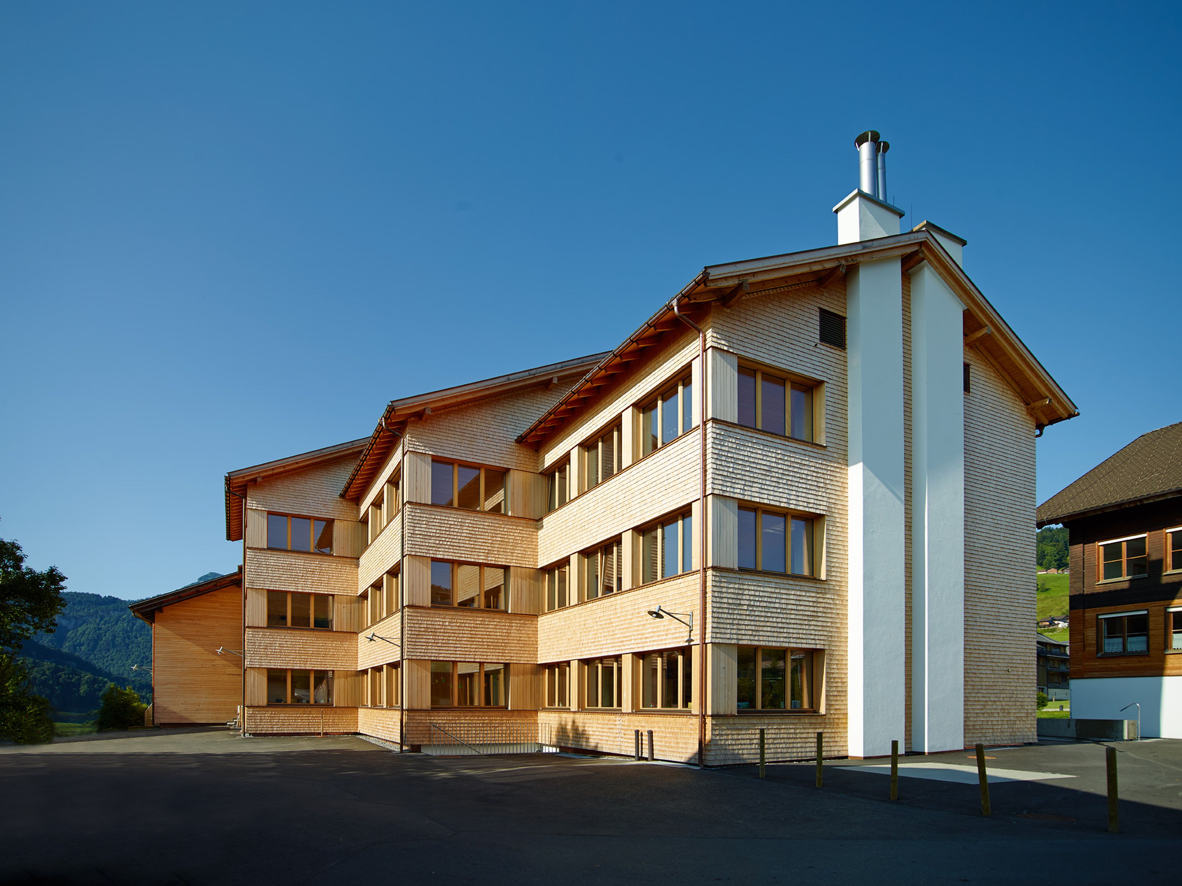 Volksschule Schwarzenberg In Holzbauweise und Schindelfassade