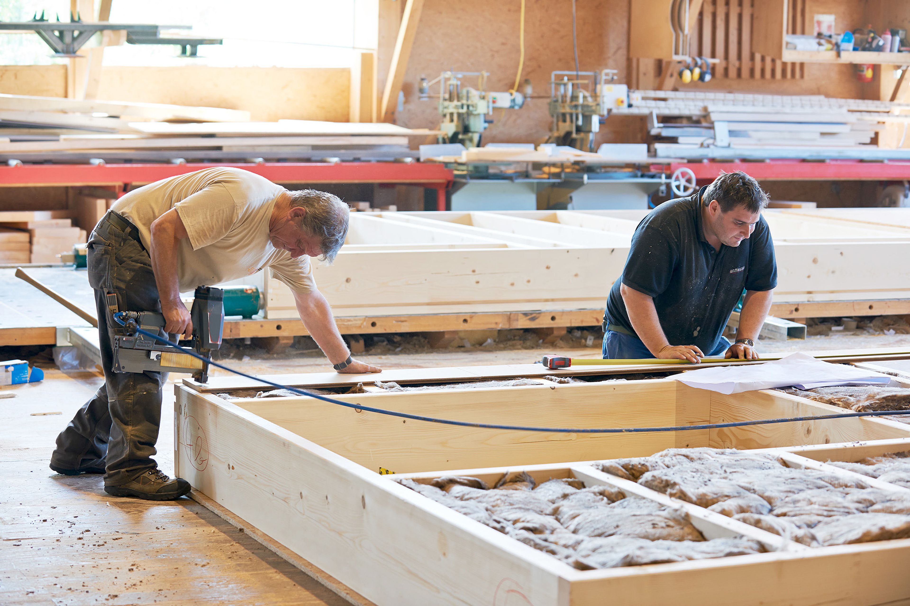 Berchtold Zimmerer bei der Arbeit in der Zimmererhalle