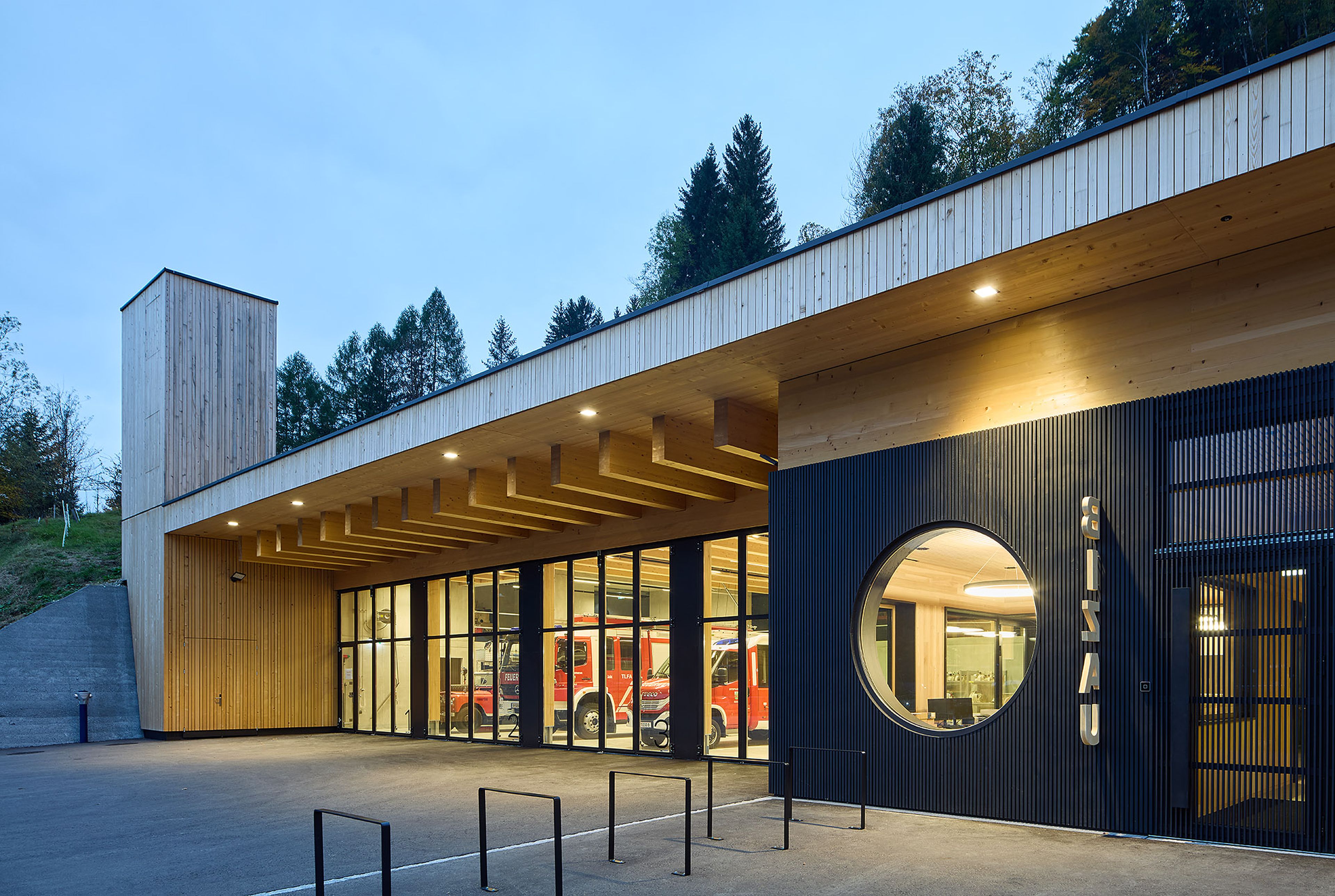 Sicherheitszentrum Bizau in nachhaltiger Holzbauweise mit klarer Architektur und regionaler Holzfassade im Bregenzerwald