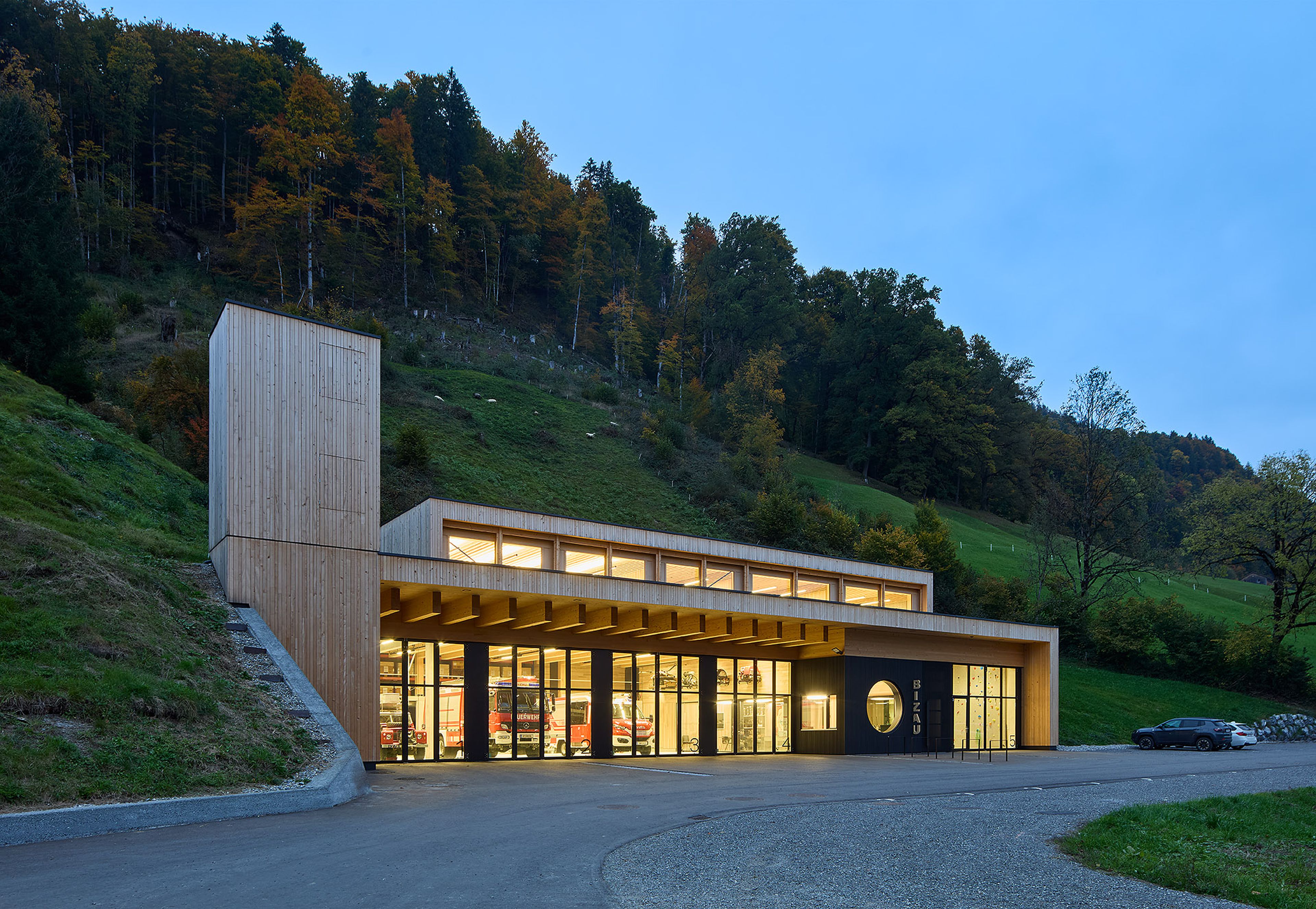 Sicherheitszentrum Bizau in nachhaltiger Holzbauweise mit klarer Architektur und regionaler Holzfassade im Bregenzerwald