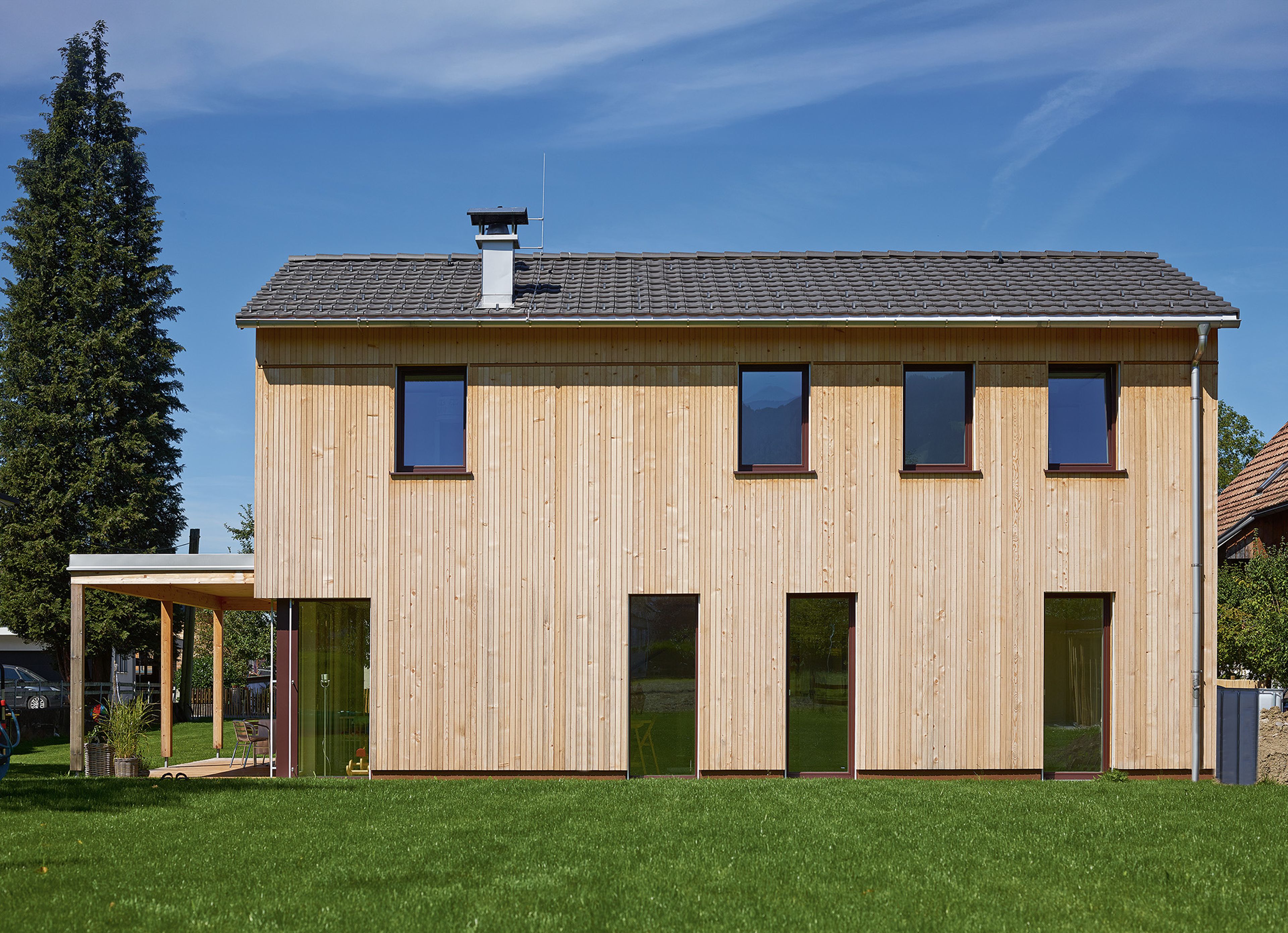 Außenansicht Doppel-Holz-Haus Bischof-Hinteregger-Wohlgenannt, Dornbirn mit vertikaler Holzfassade und schlichter Architektur