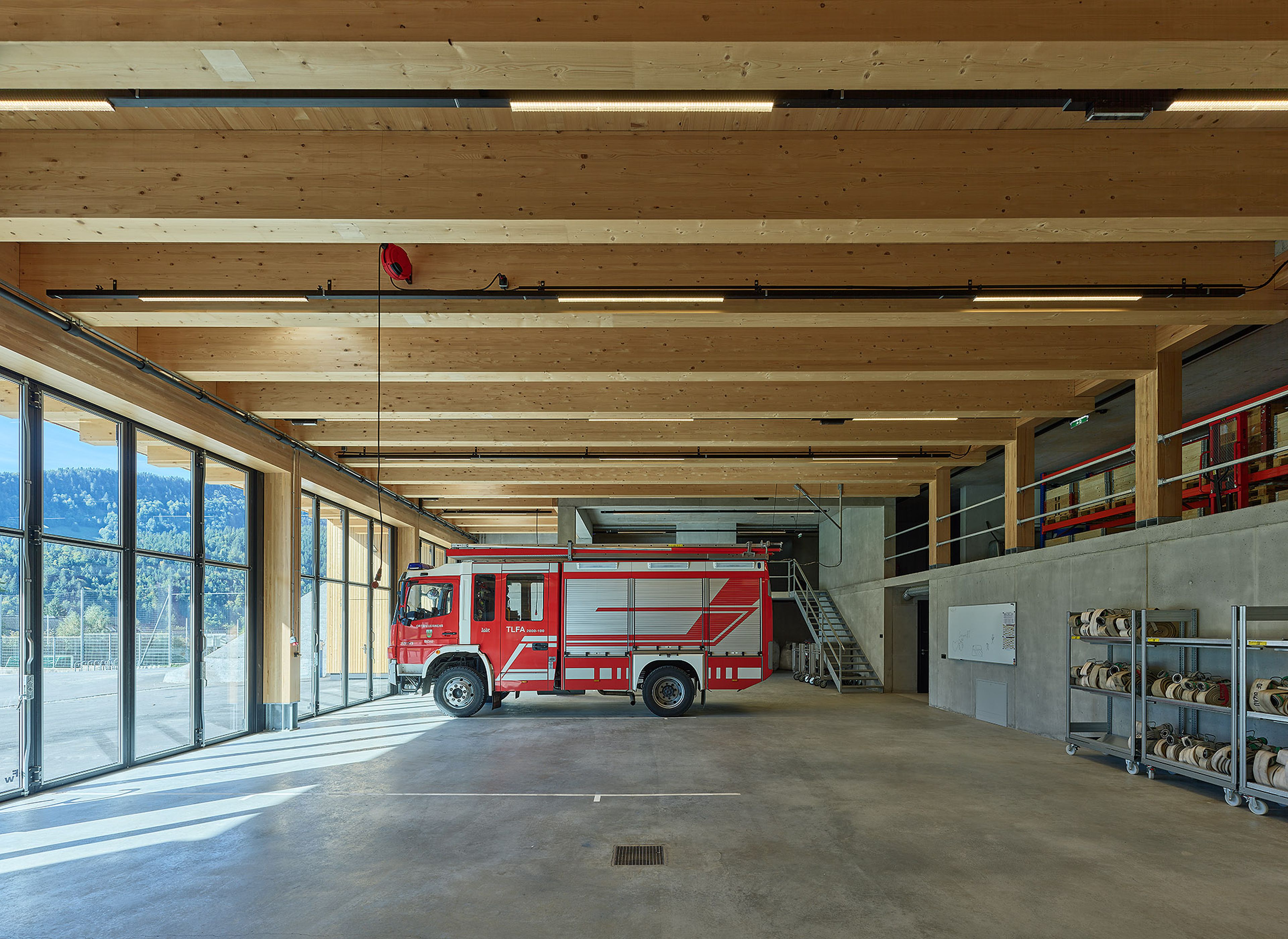 Sicherheitszentrum Bizau in nachhaltiger Holzbauweise mit klarer Architektur und regionaler Holzfassade im Bregenzerwald
