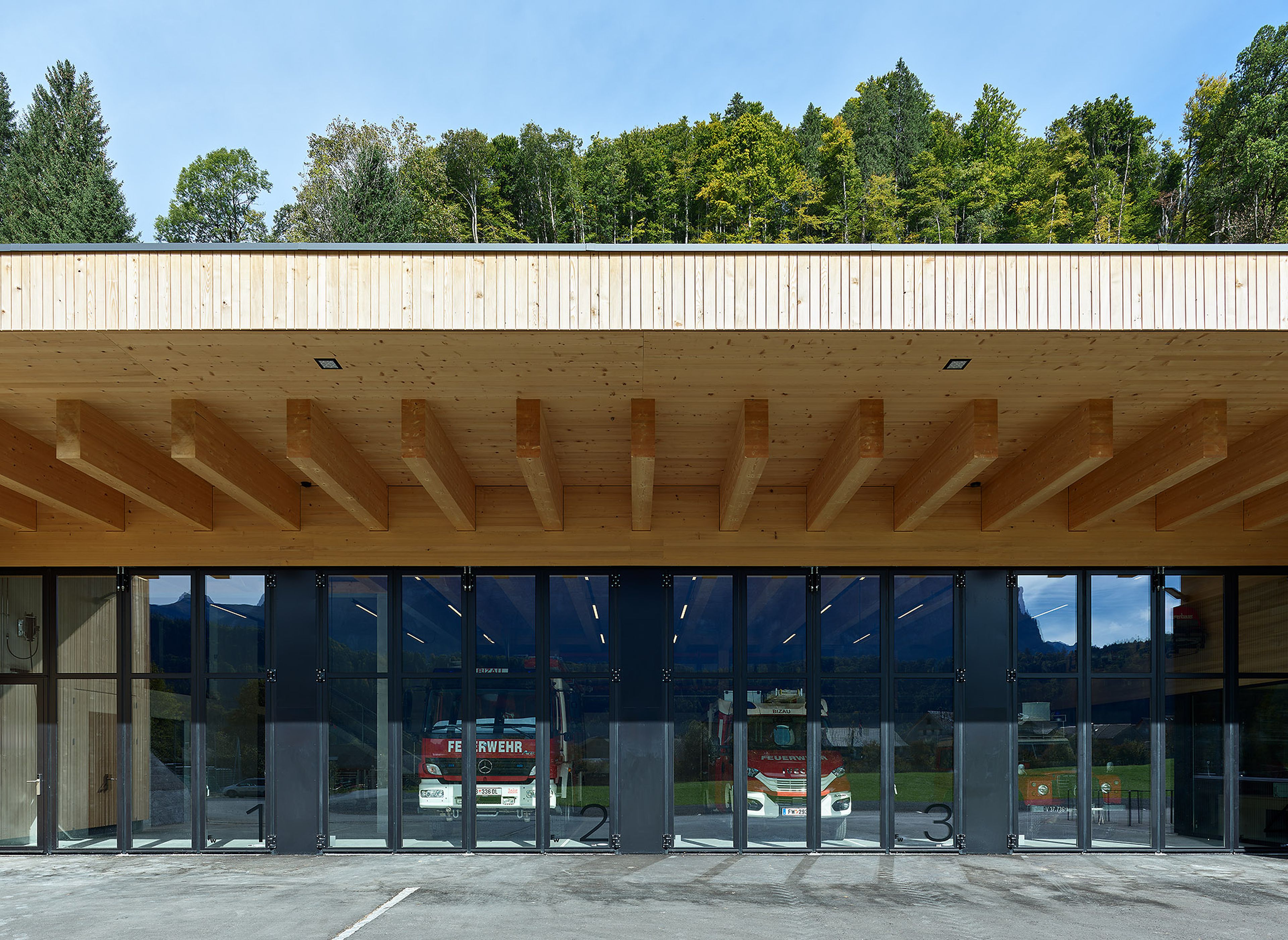 Sicherheitszentrum Bizau in nachhaltiger Holzbauweise mit klarer Architektur und regionaler Holzfassade im Bregenzerwald