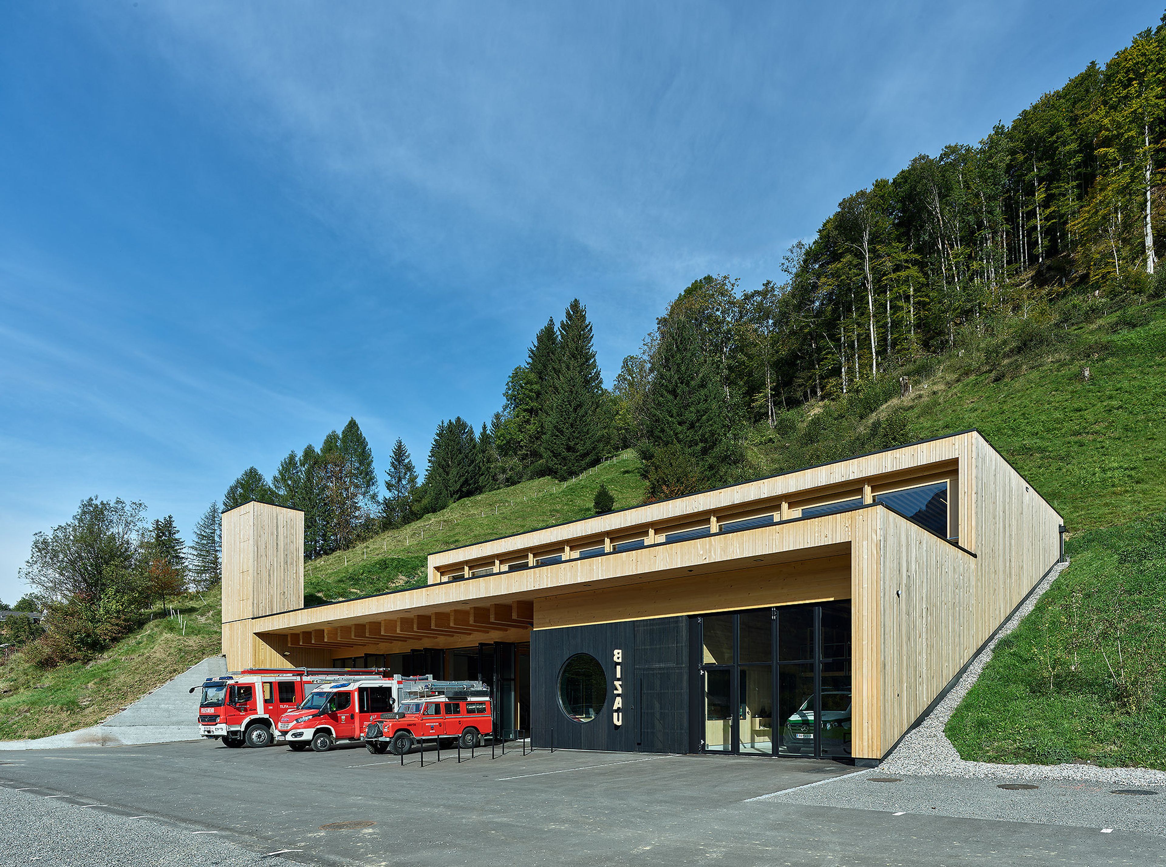 Sicherheitszentrum Bizau in nachhaltiger Holzbauweise mit klarer Architektur und regionaler Holzfassade im Bregenzerwald
