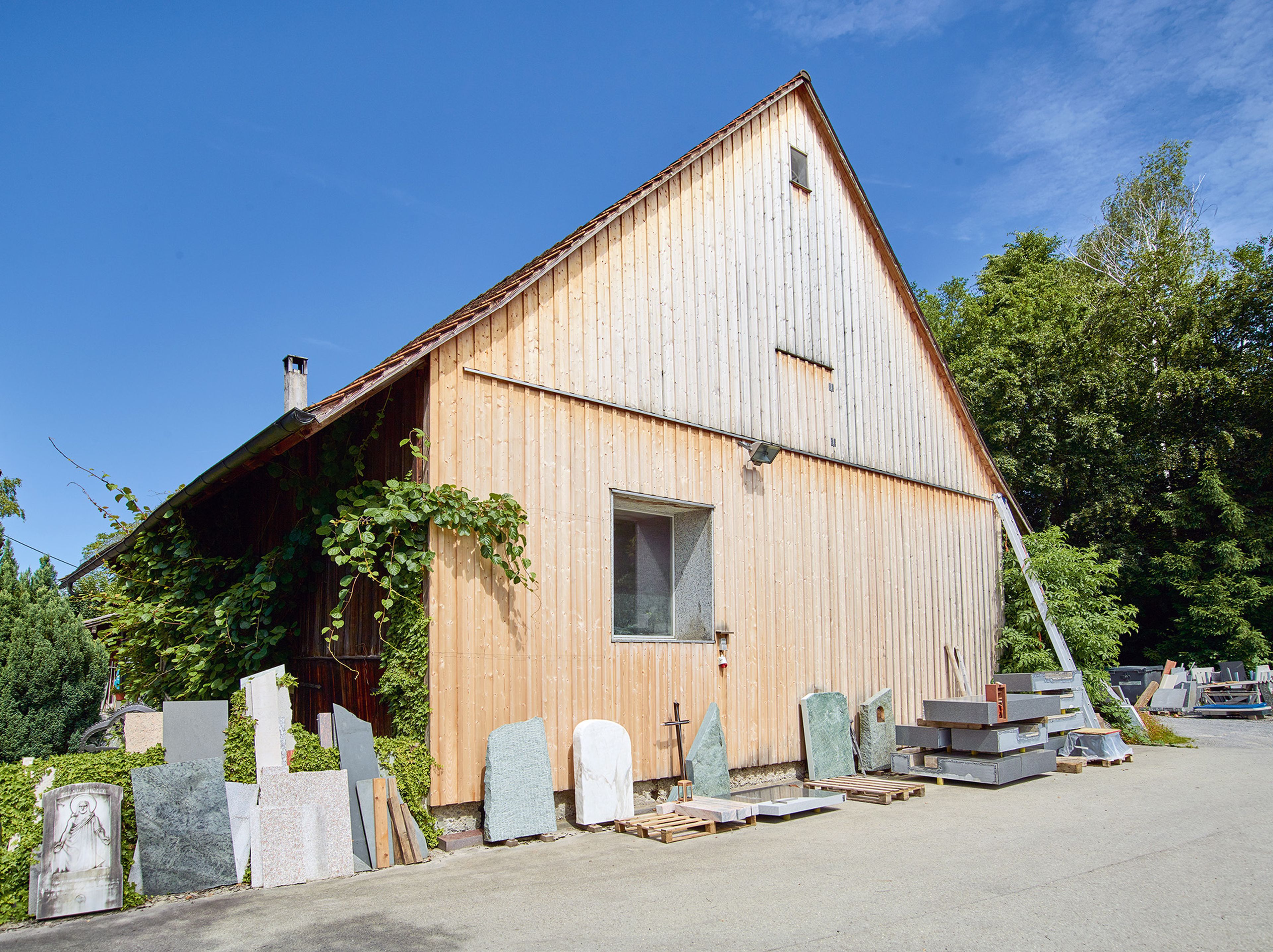 Außenansicht einer Sanierung in Holz, Umbau Troy Steine