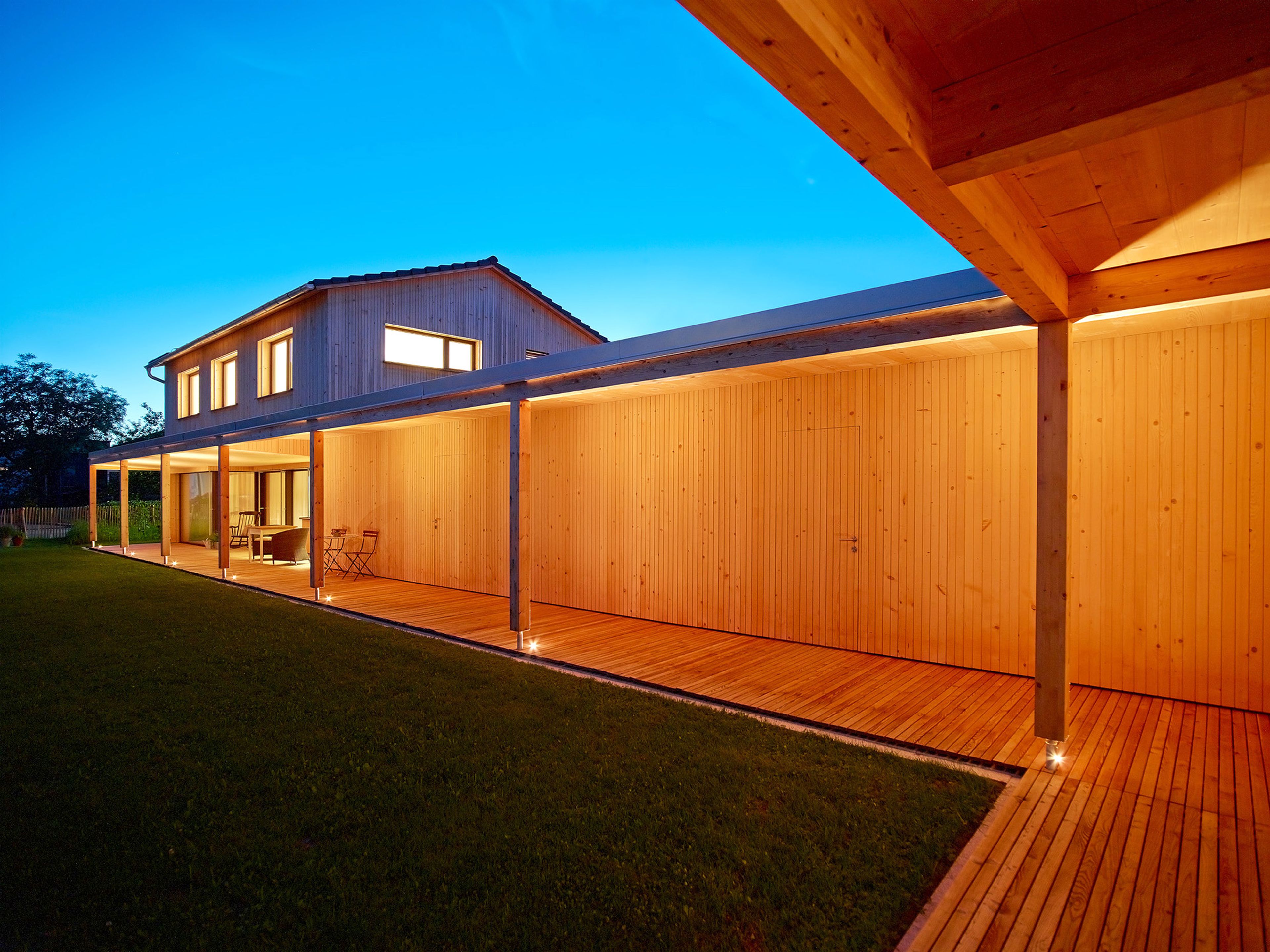 Außenansicht Doppel-Holz-Haus Bischof-Hinteregger-Wohlgenannt, Dornbirn mit vertikaler Holzfassade und schlichter Architektur