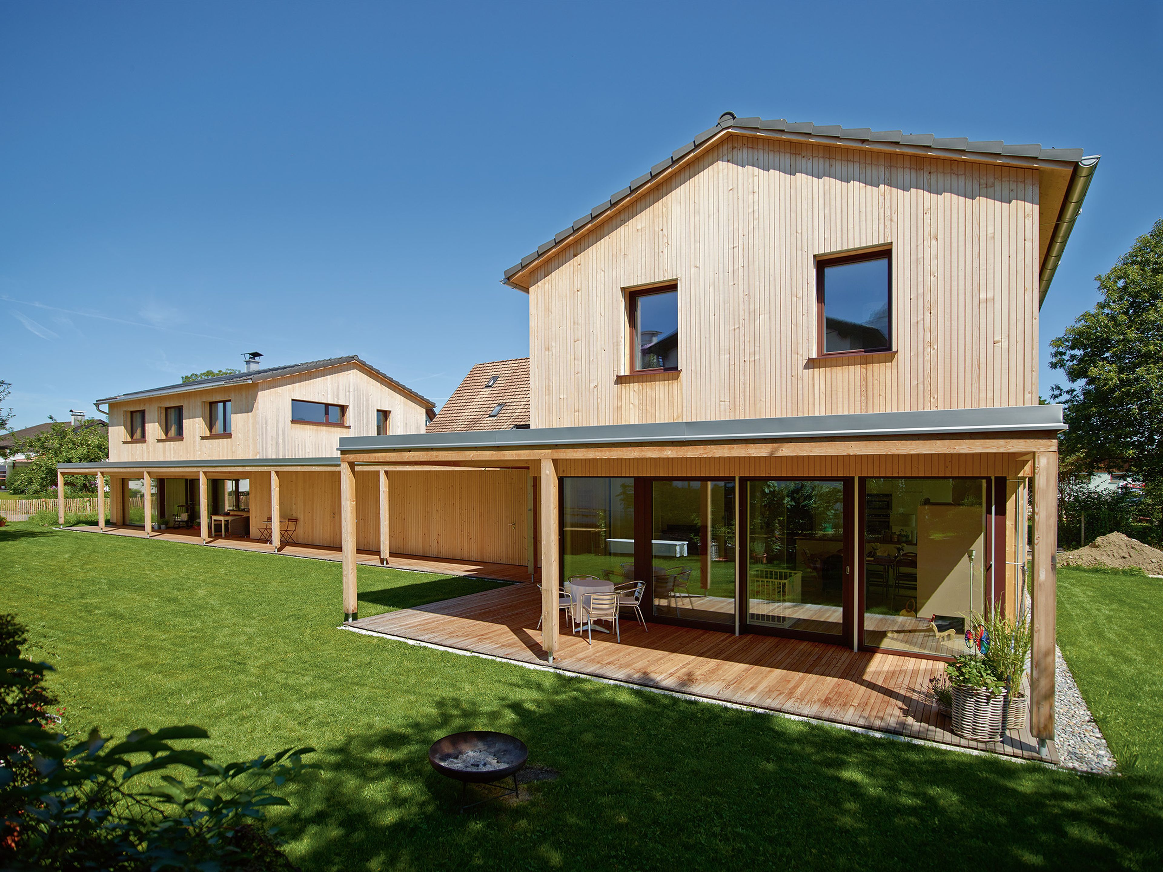 Außenansicht Doppel-Holz-Haus Bischof-Hinteregger-Wohlgenannt, Dornbirn mit vertikaler Holzfassade und schlichter Architektur