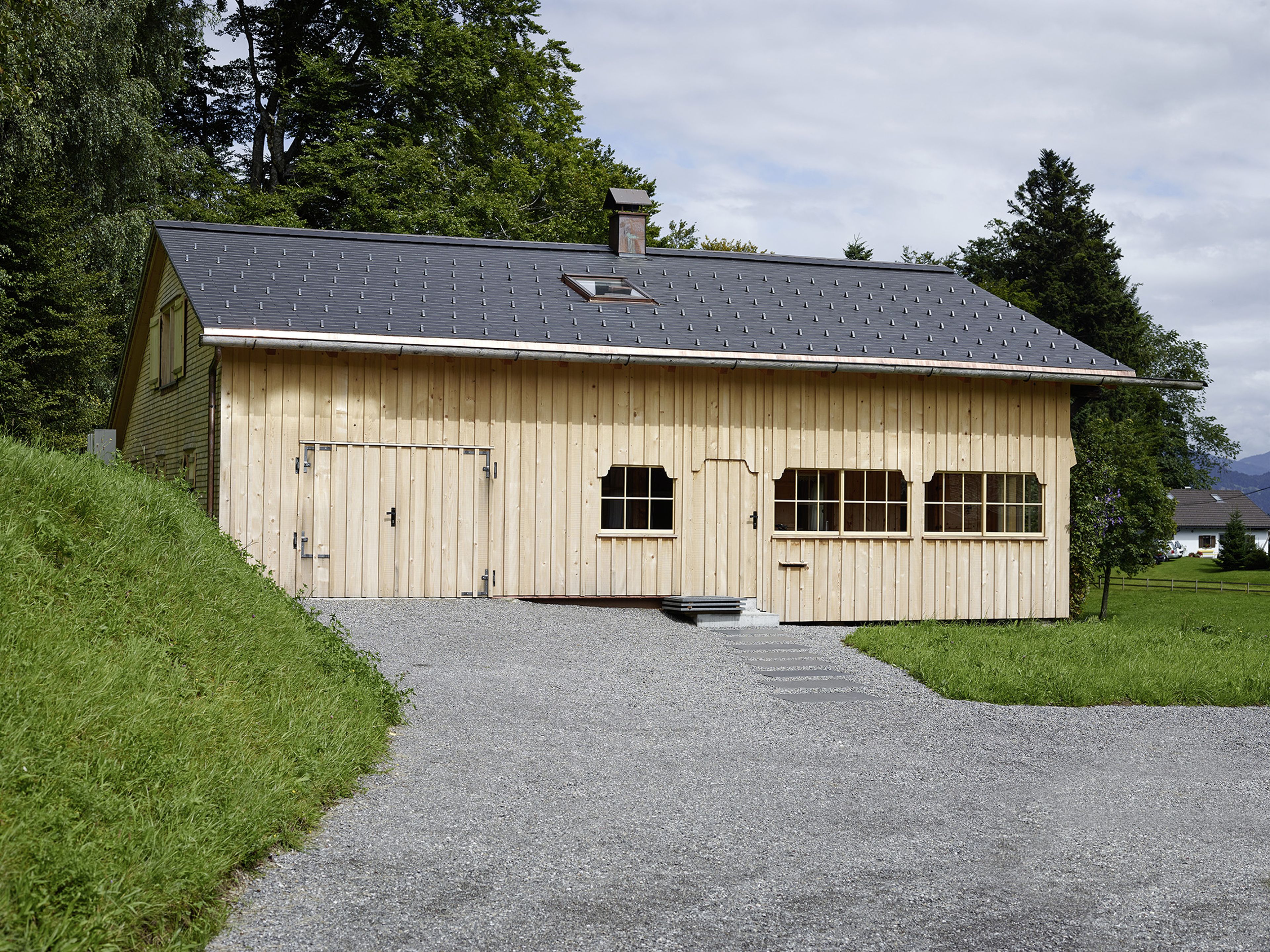 Sanierung Einfamilienhaus in Schwarzenberg, Ansicht des Hauses im schönen, traditionellen Bregenzerwälder Baustil mit Schindelfassade.