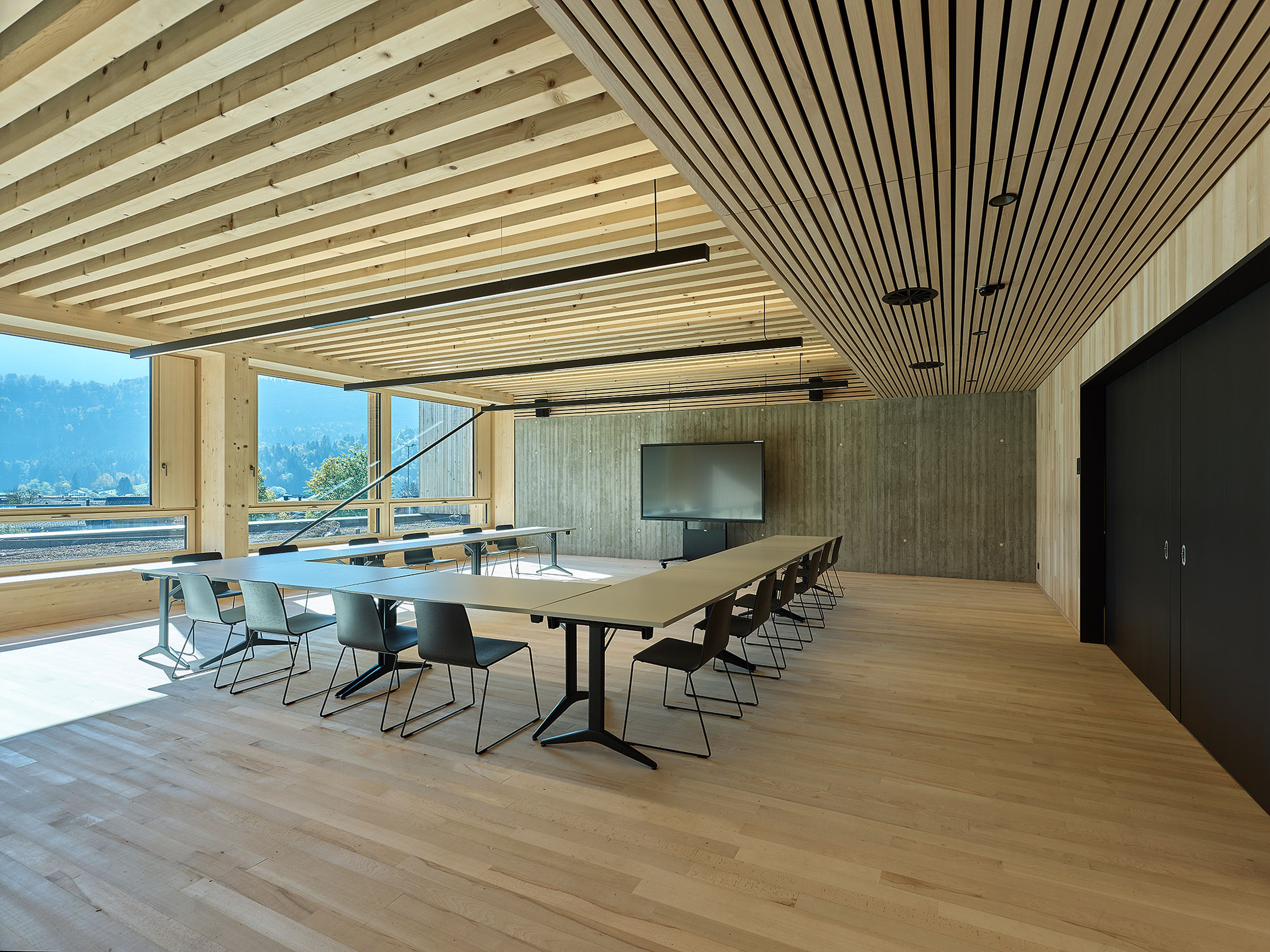 Sicherheitszentrum Bizau in nachhaltiger Holzbauweise mit klarer Architektur und regionaler Holzfassade im Bregenzerwald