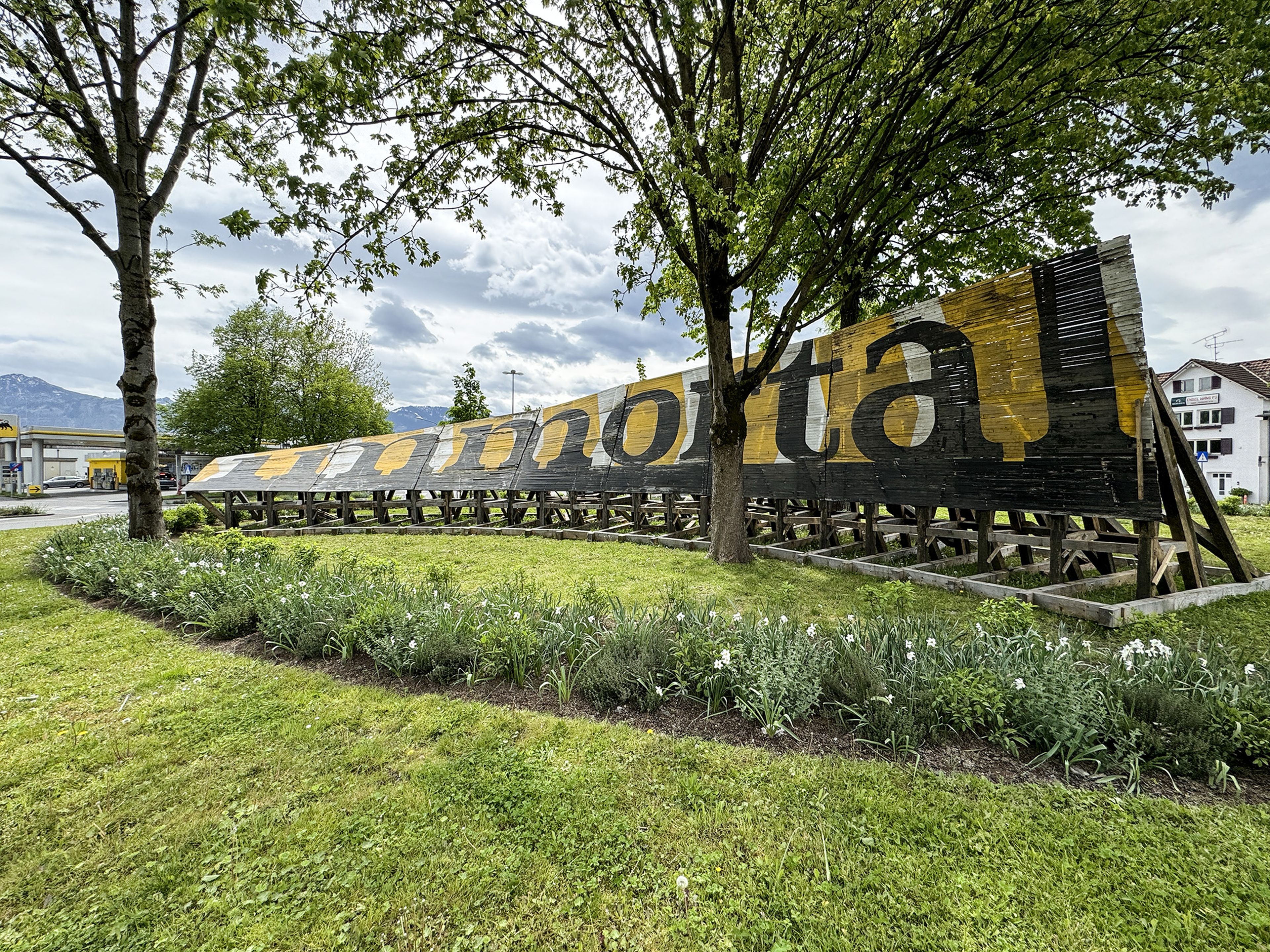 Abbildung des Kunstobjekts „Immortal“ am Kreisverkehr in Lustenau.