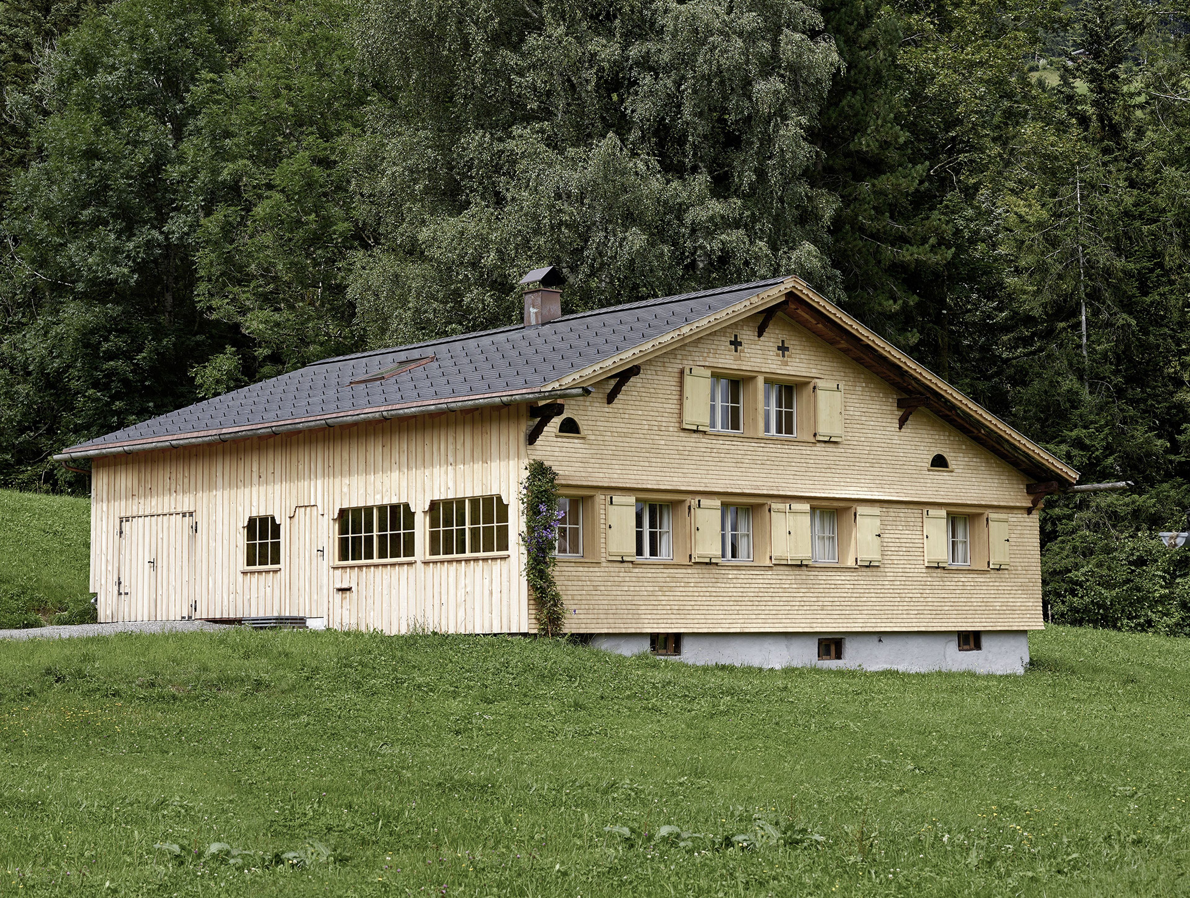 Sanierung Einfamilienhaus in Schwarzenberg, Ansicht des Hauses im schönen, traditionellen Bregenzerwälder Baustil mit Schindelfassade.
