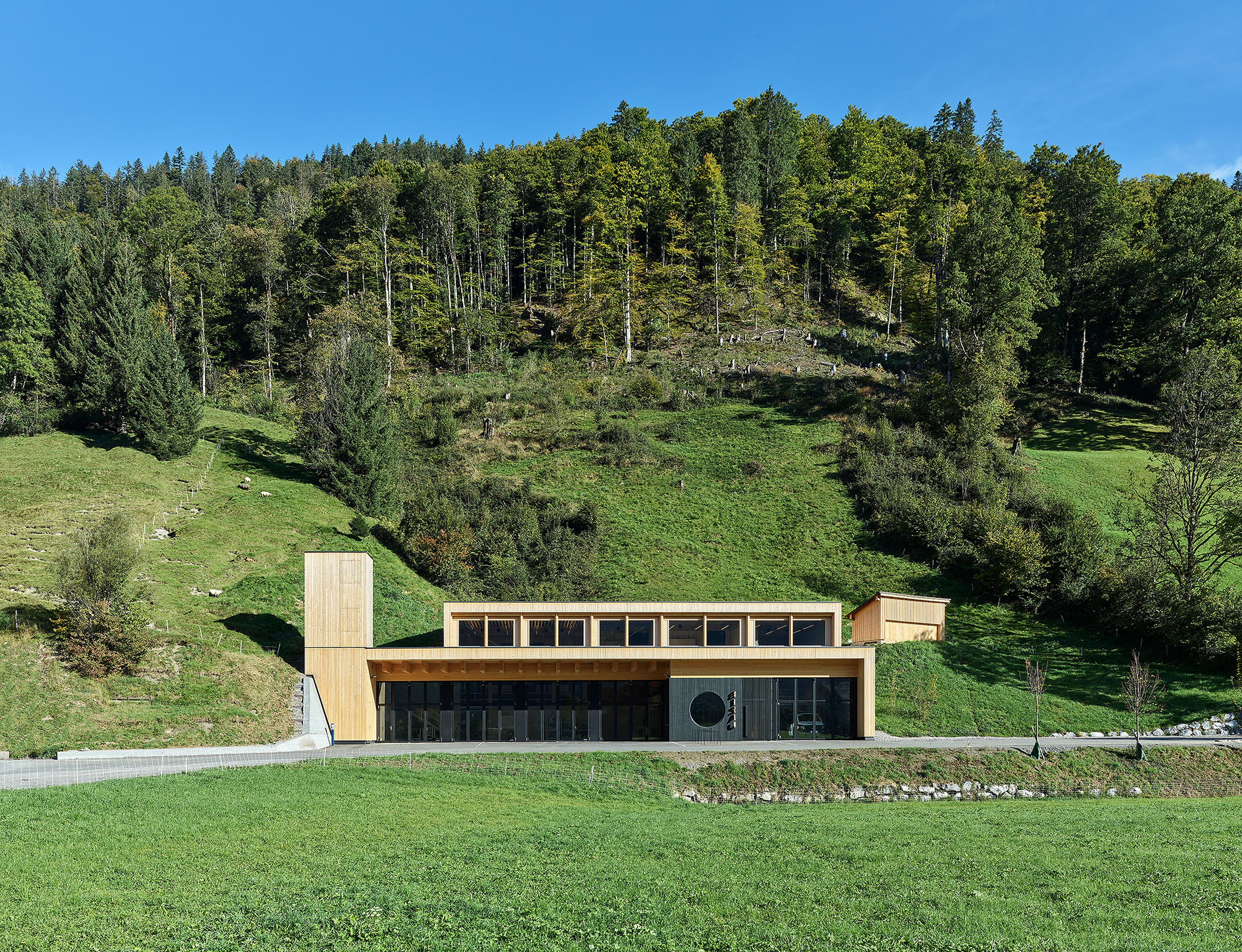 Sicherheitszentrum Bizau in nachhaltiger Holzbauweise mit klarer Architektur und regionaler Holzfassade im Bregenzerwald